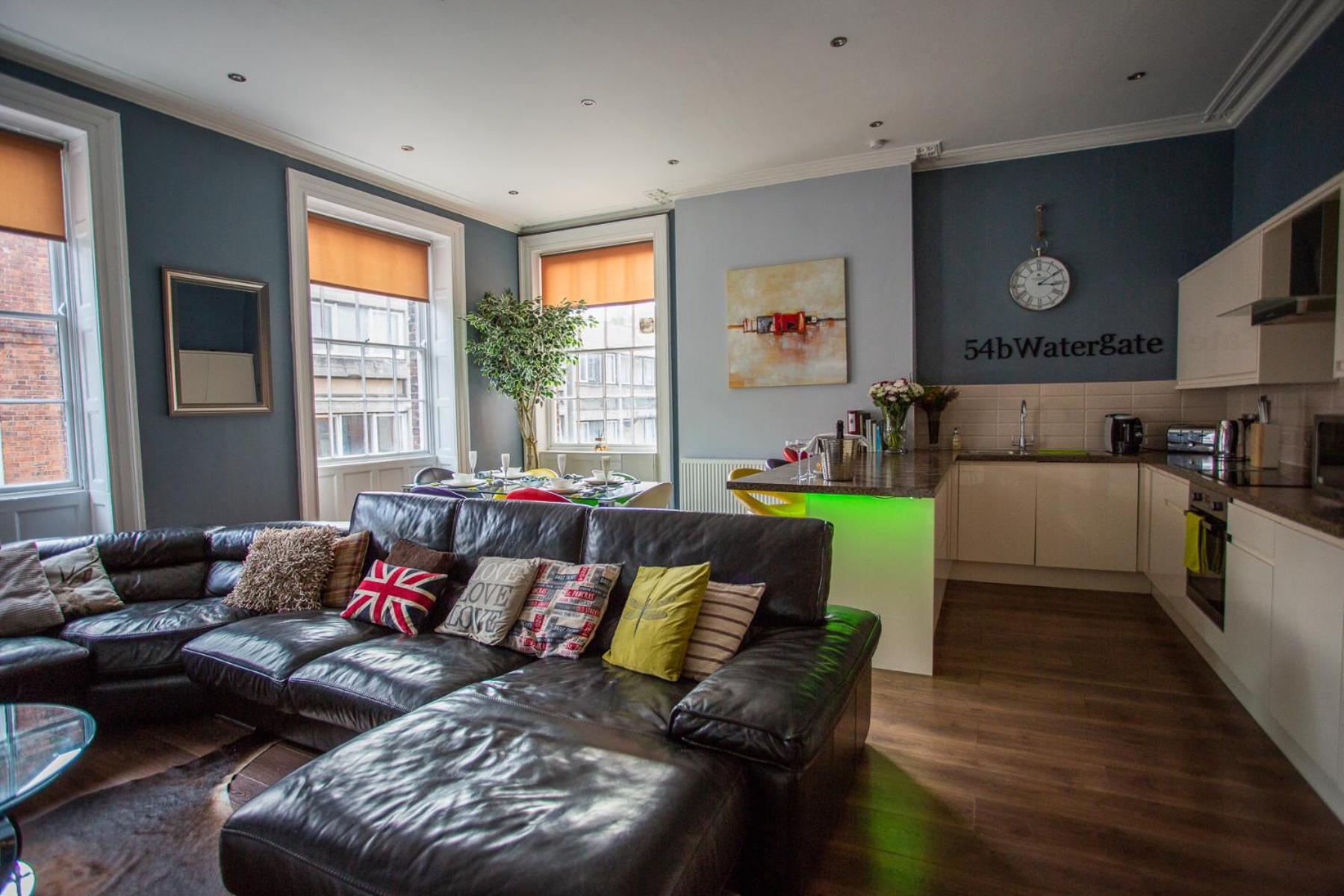 Most central luxury apartment - sleeps 4 & FREE parking! view 4