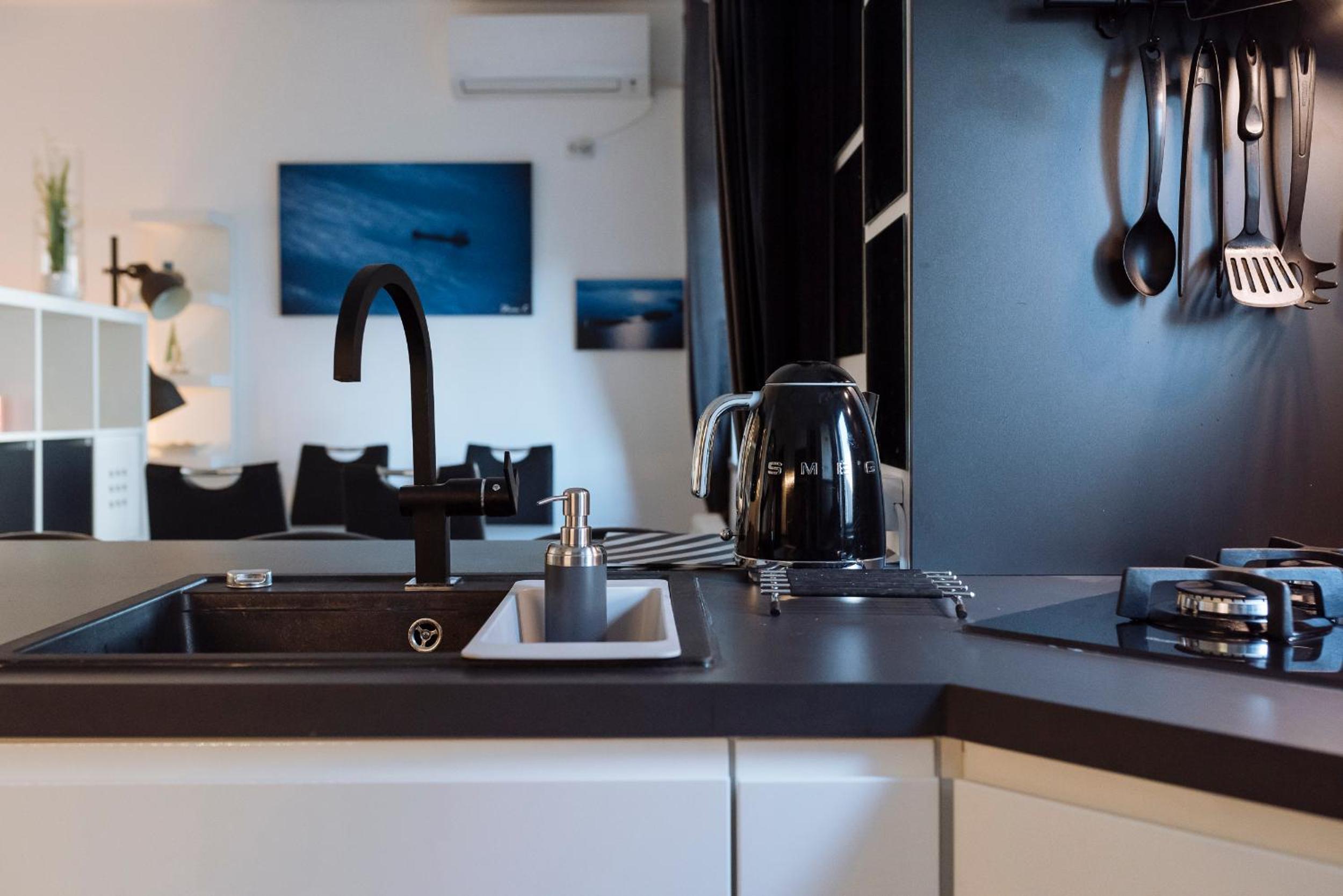 Luxury Flat 8 near Metro view 4