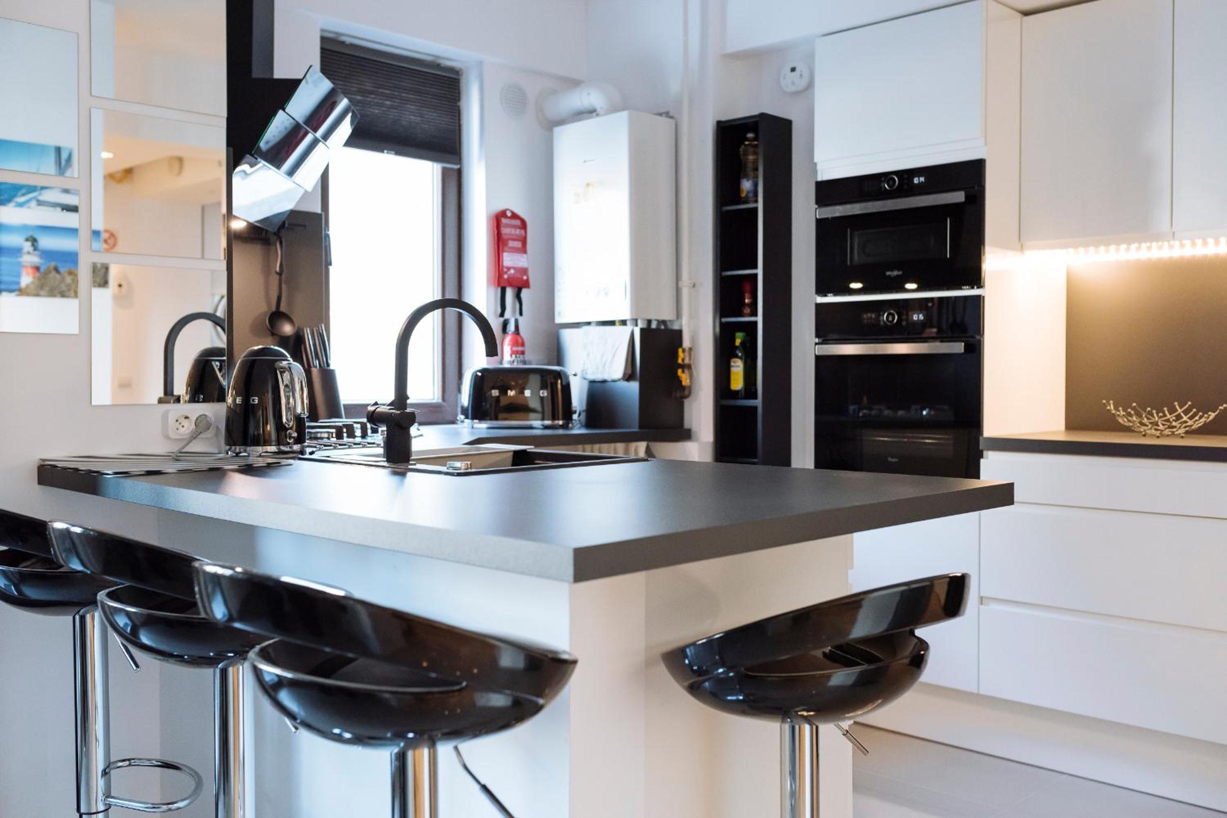 Luxury Flat 8 near Metro view 3