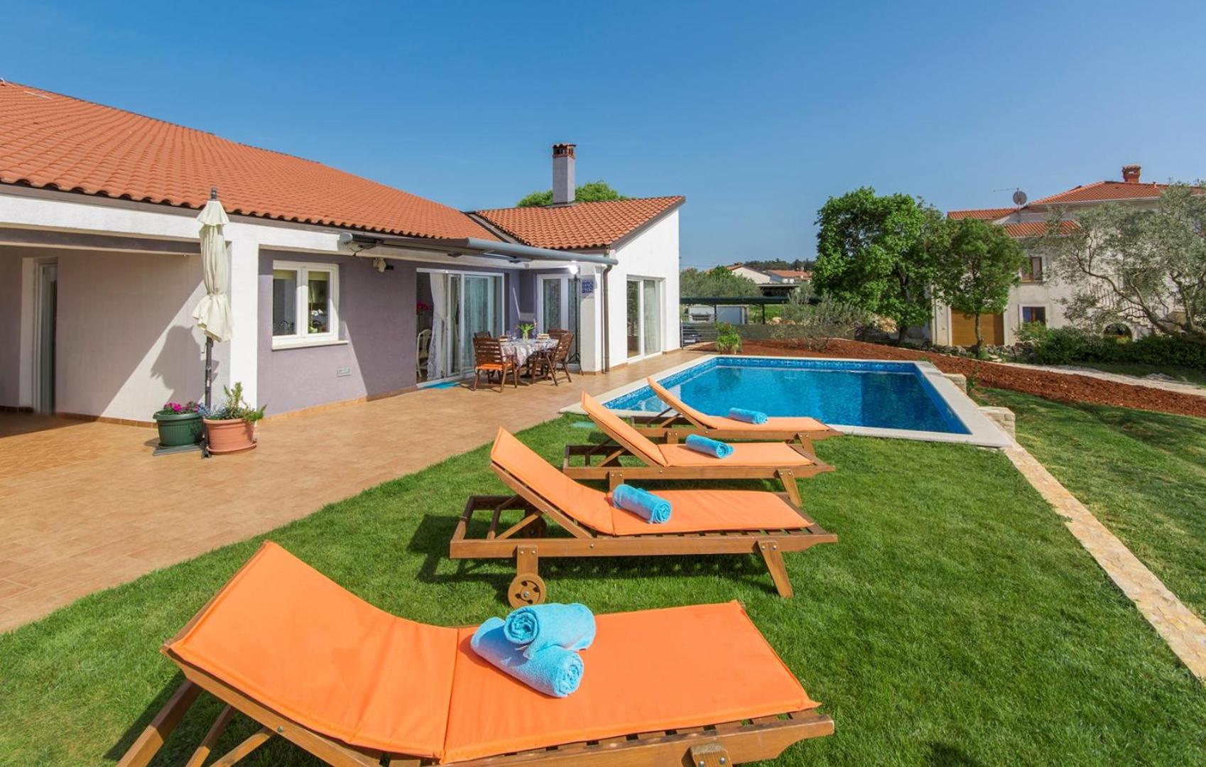 Modern Villa di Rovigno with Pool, Hot Tub and Sea View view 4