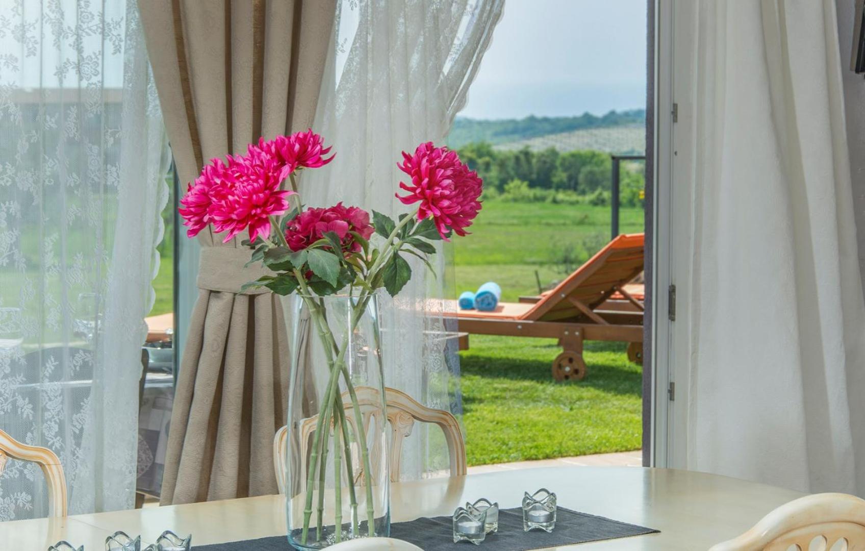 Modern Villa di Rovigno with Pool, Hot Tub and Sea View view 5