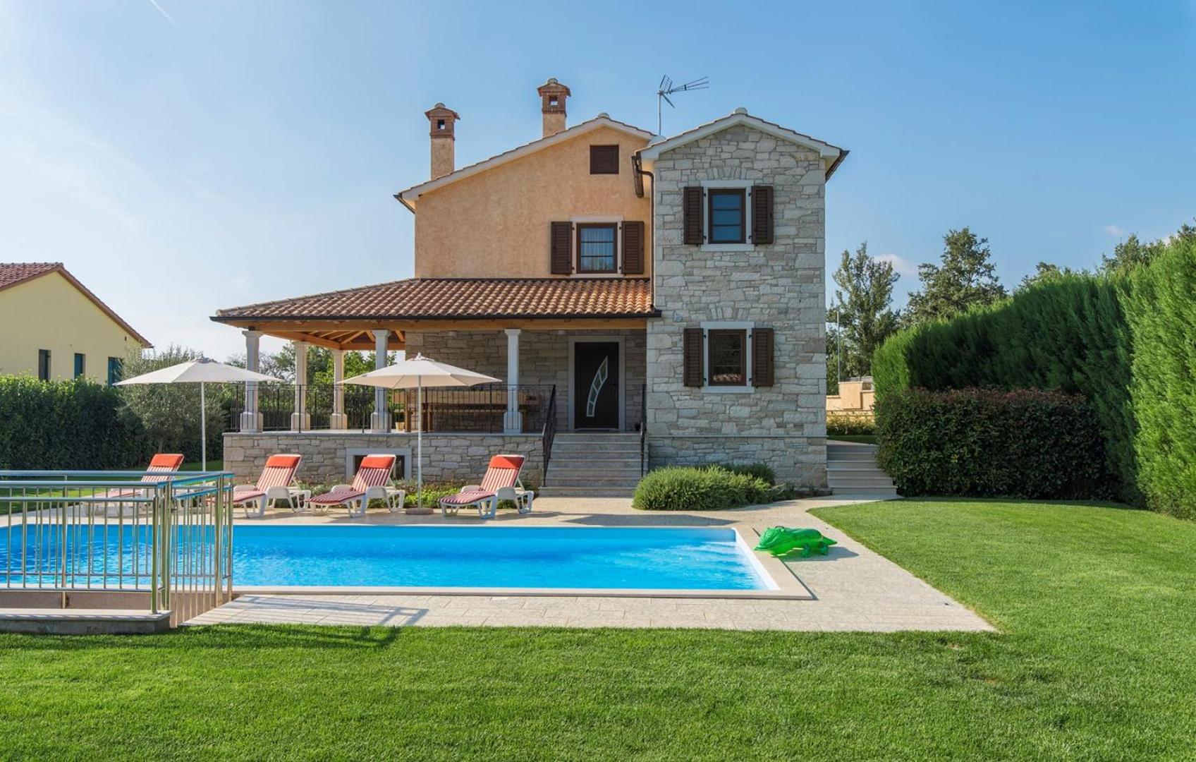 Spacious Villa Nikka with Beautiful Garden and Pool view 5