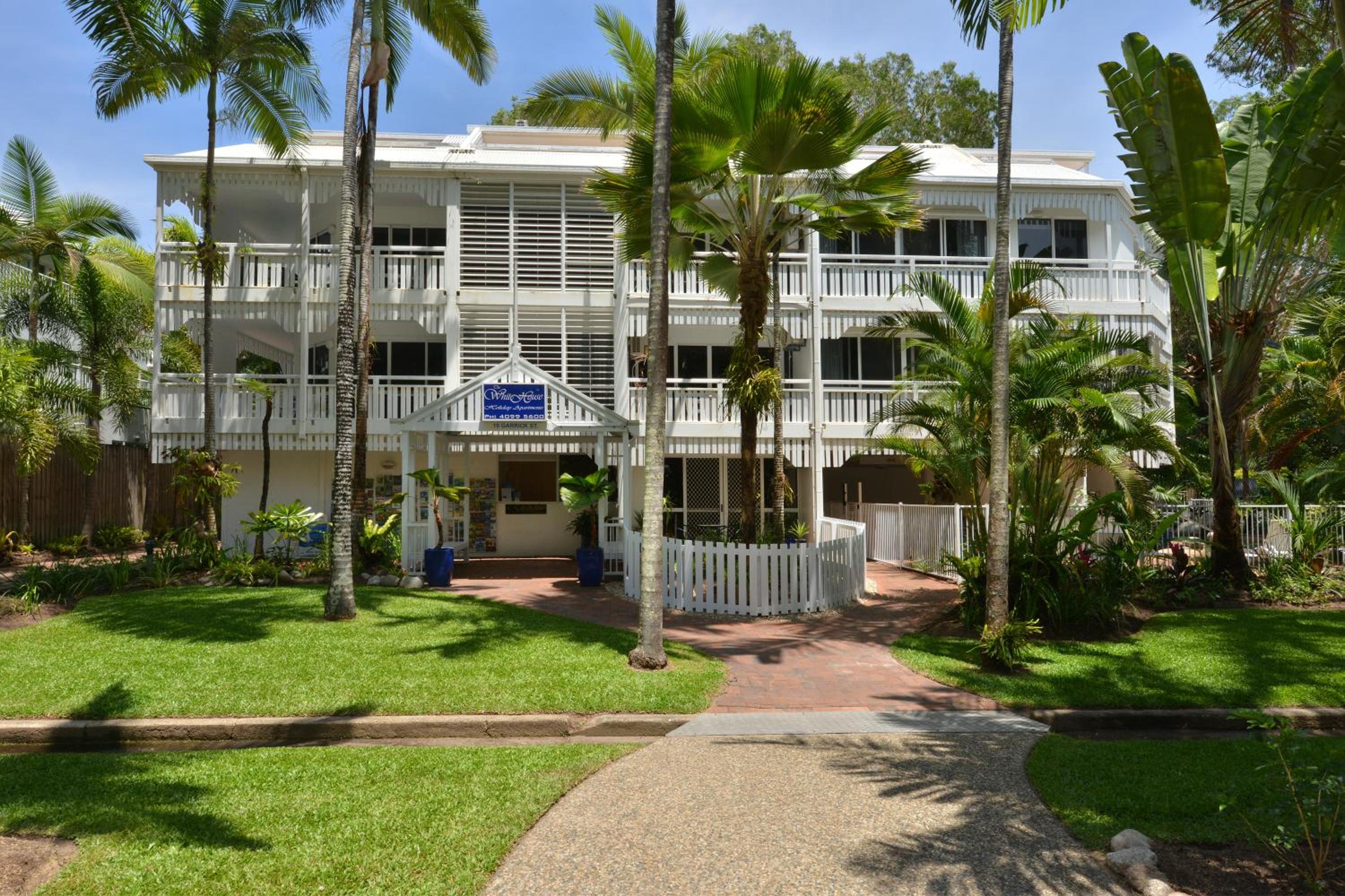 Hotel The White House Port Douglas - Image 1