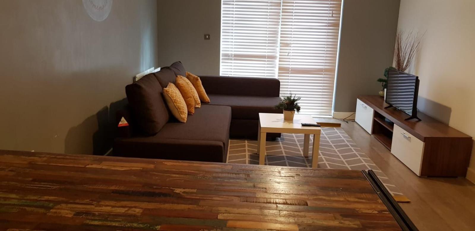 Executive Brentwood Apartment view 4