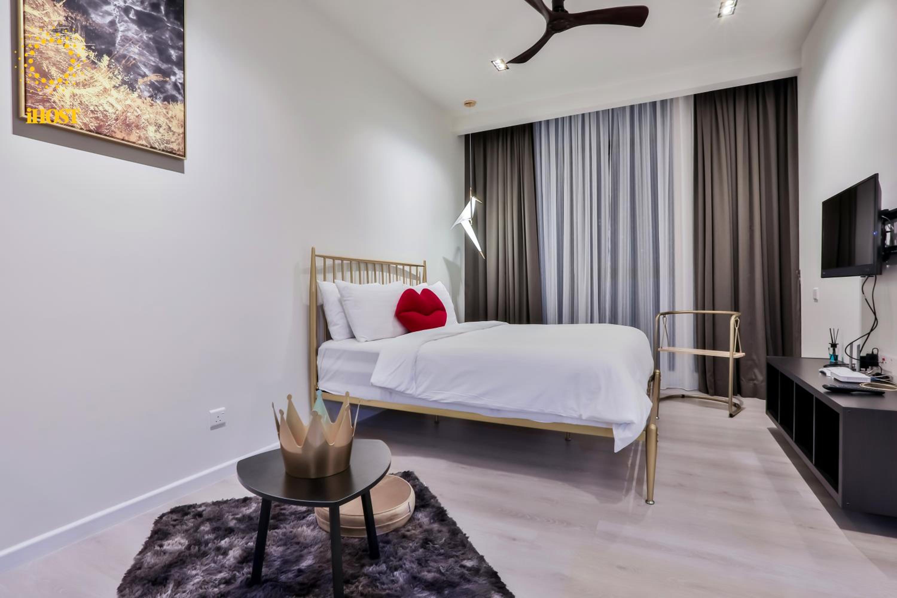 Expressionz Suites By iHost Global