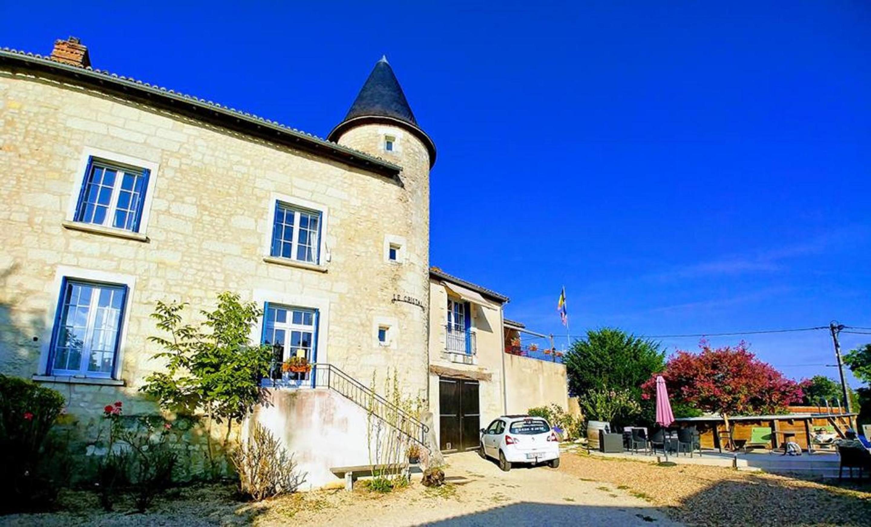 Manoir Le Cristal , grosses reductions sur les entrées du Futuroscpe, petites et grandes chambres familiales