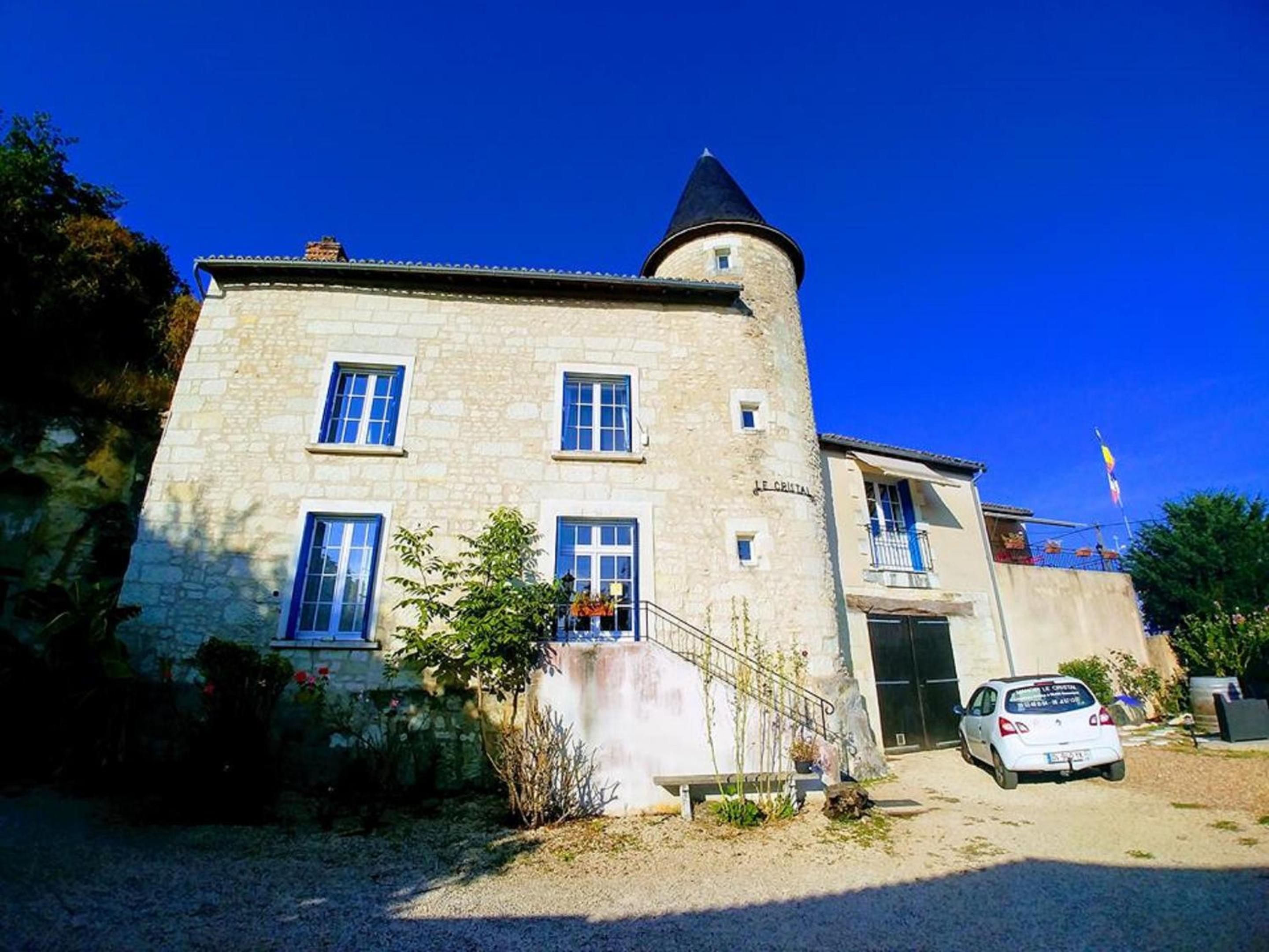 Manoir Le Cristal , grosses reductions sur les entrées du Futuroscpe, petites et grandes chambres familiales