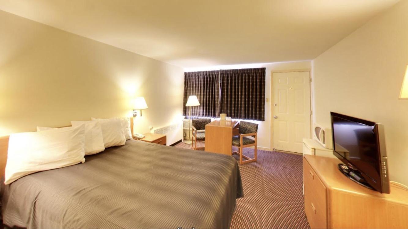 Belleville Vacations - Travelers Inn - Property Image 2