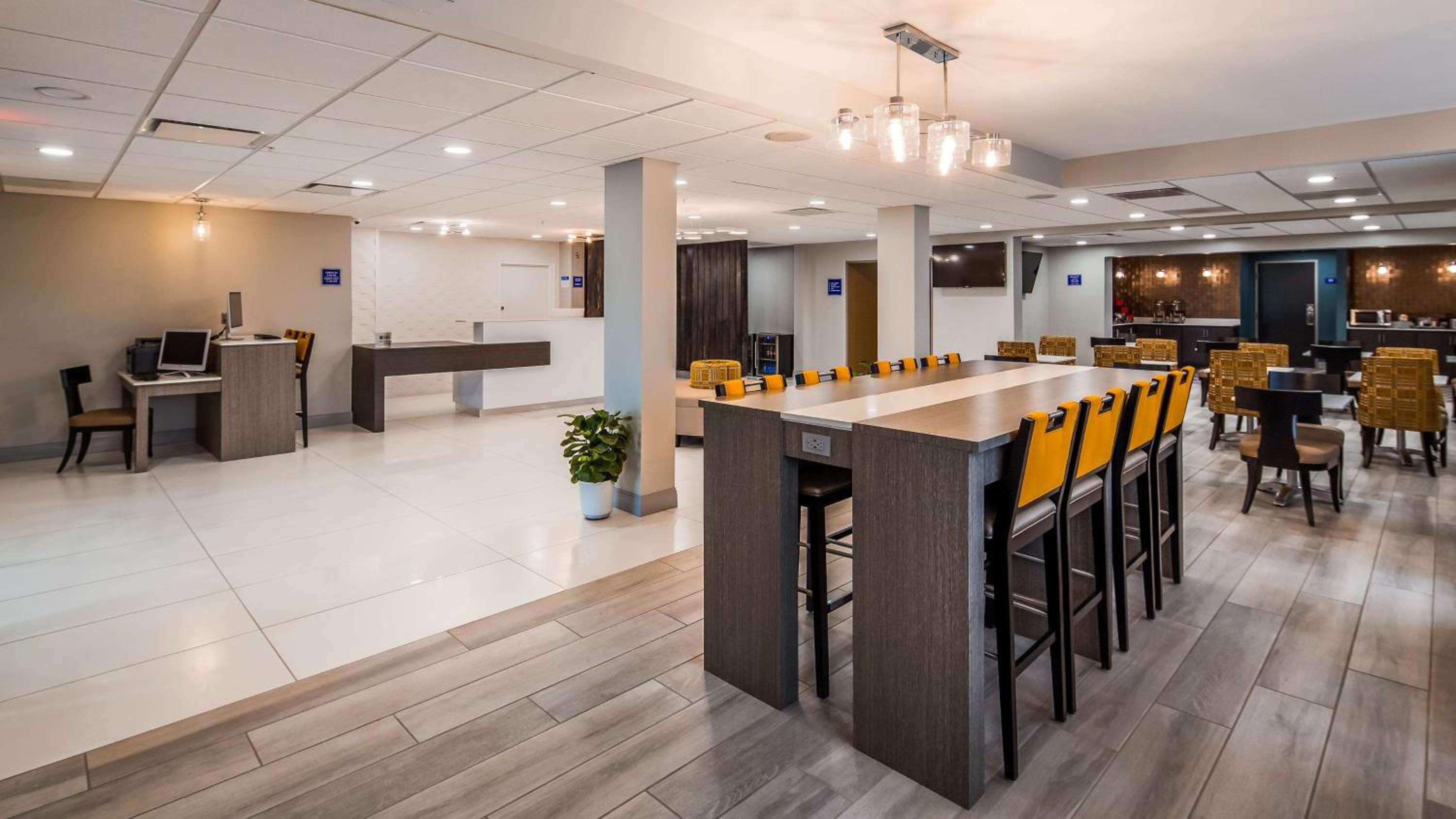 Bloomington Vacations - Best Western Plus Bloomington East - Property Image 4