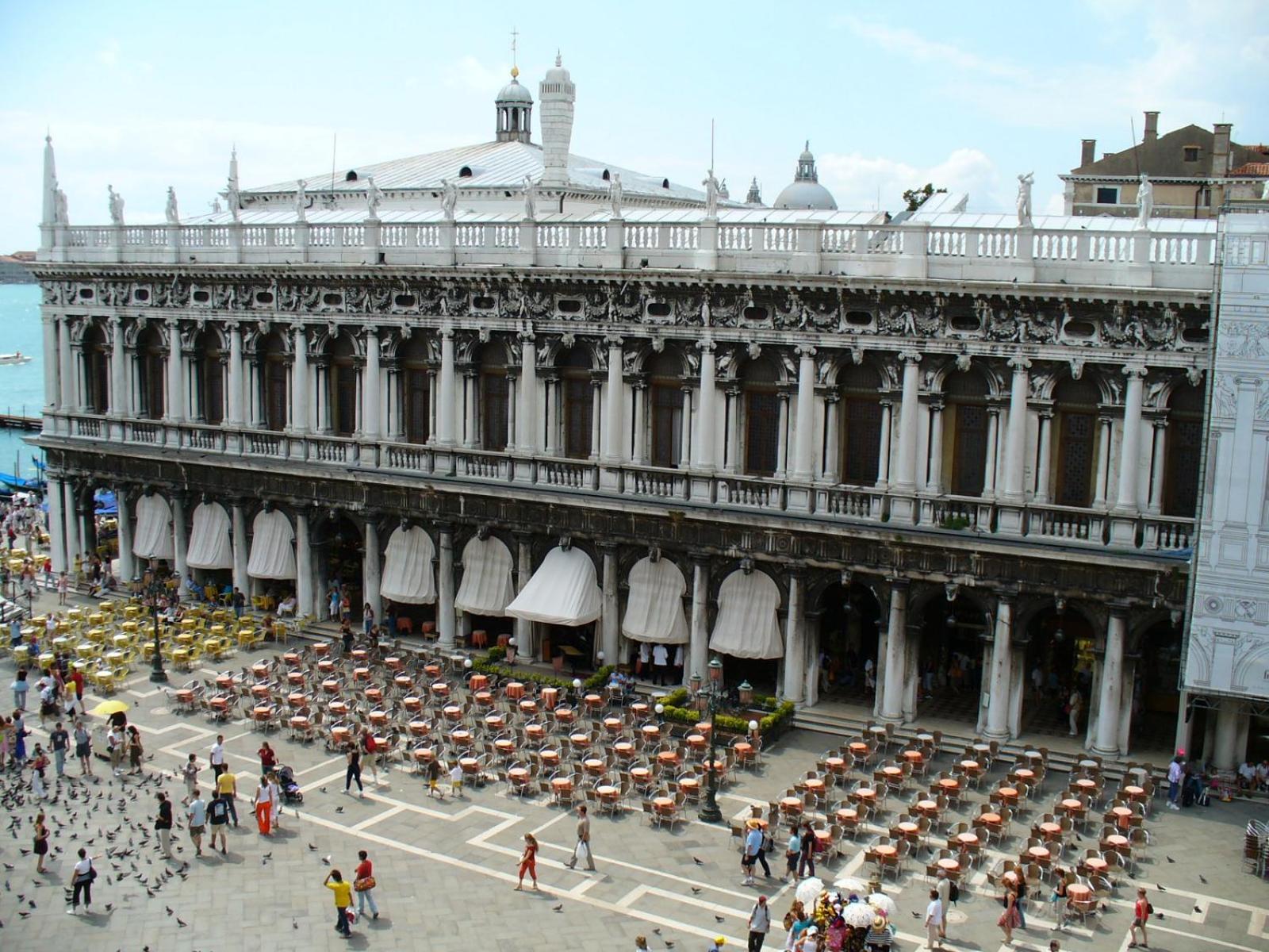 A CASA DI PEPLIS