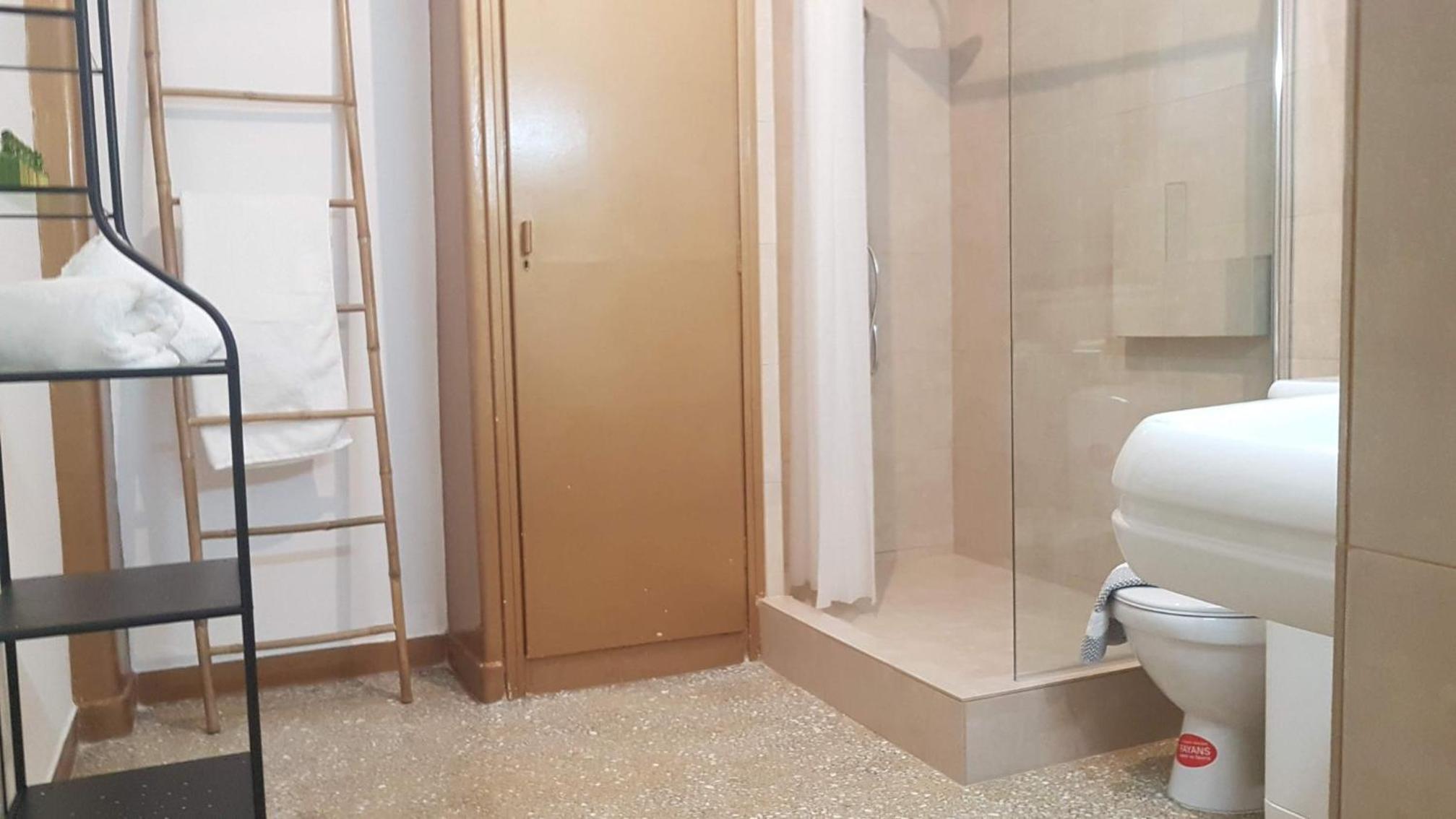 Violet Errathens Apartment - Athens Center, 7 BD, 3 BATH