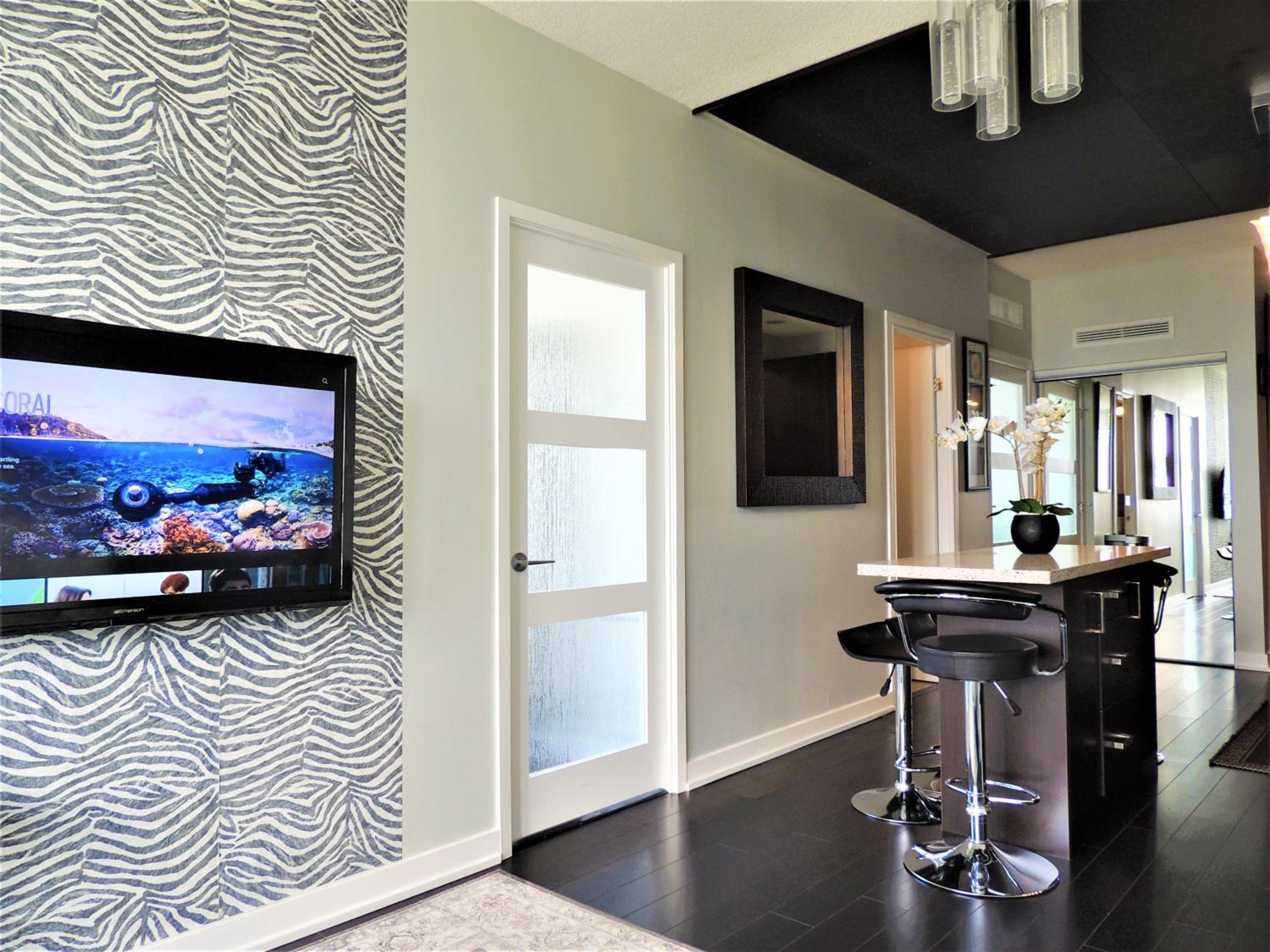 TVHR - Luxury Condos in Heart of Downtown with Breakfast