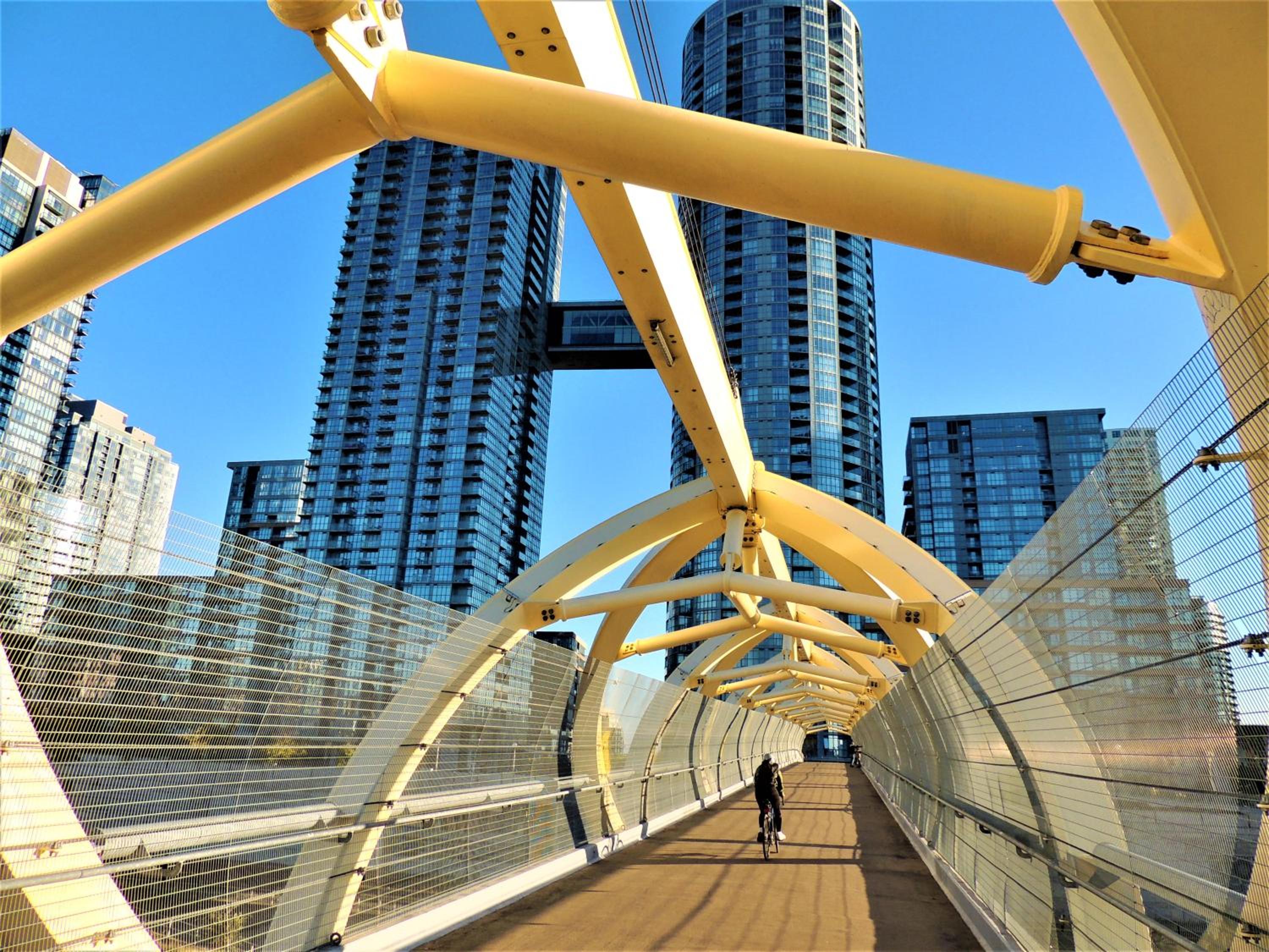TVHR - Luxury Condos in Heart of Downtown with Breakfast