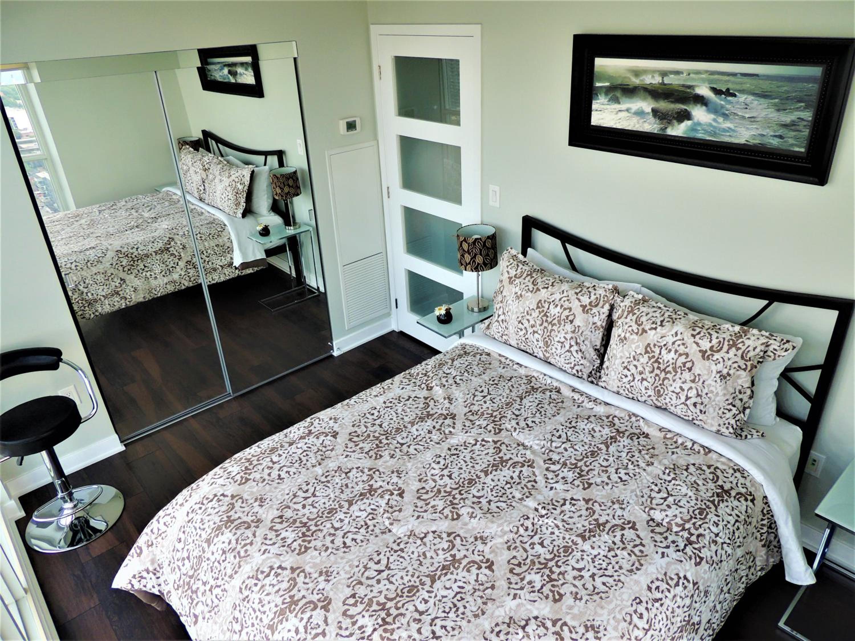 TVHR - Luxury Condos in Heart of Downtown with Breakfast