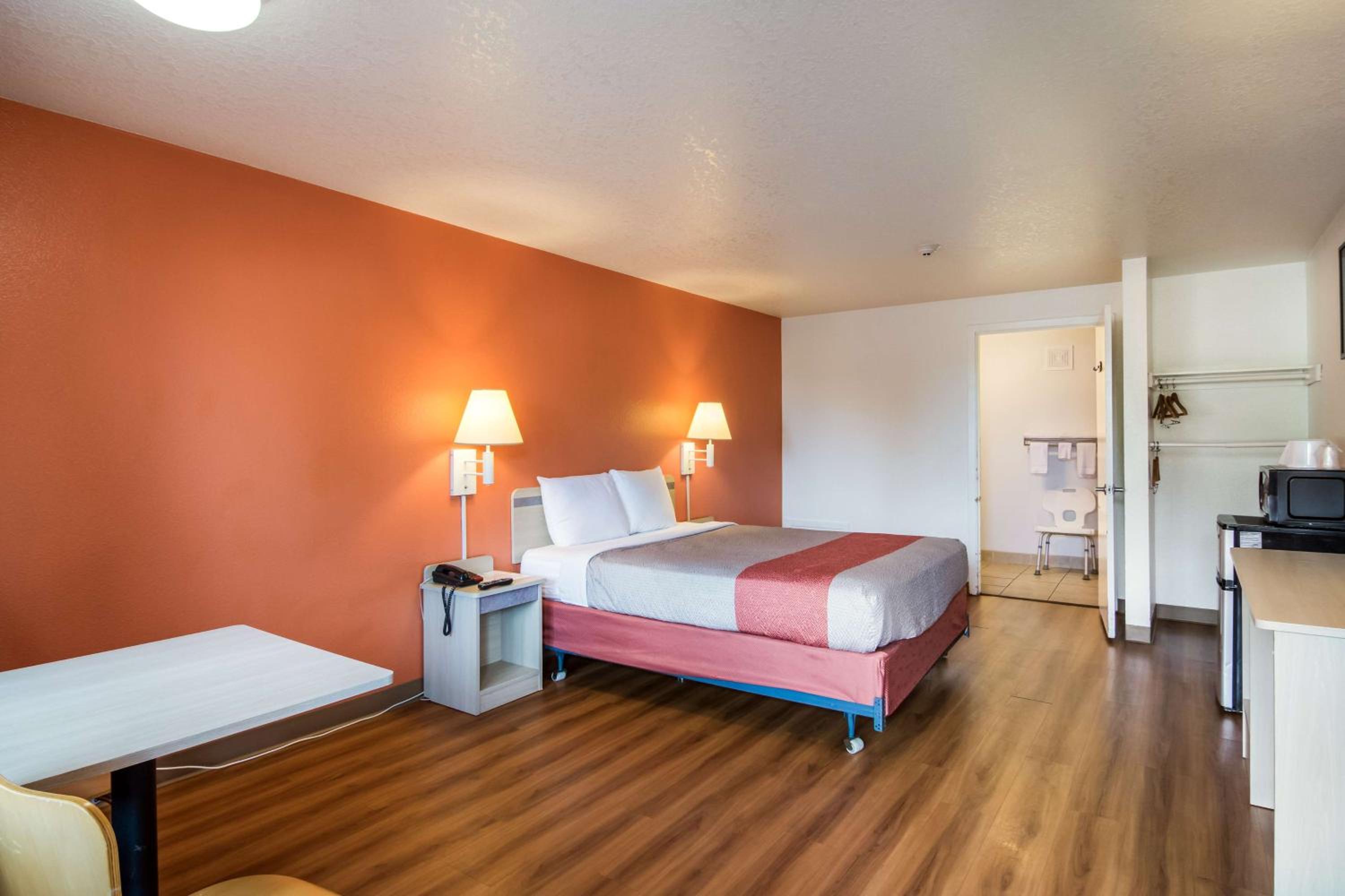 Vancouver Vacations - Motel 6-Vancouver, WA - Property Image 2