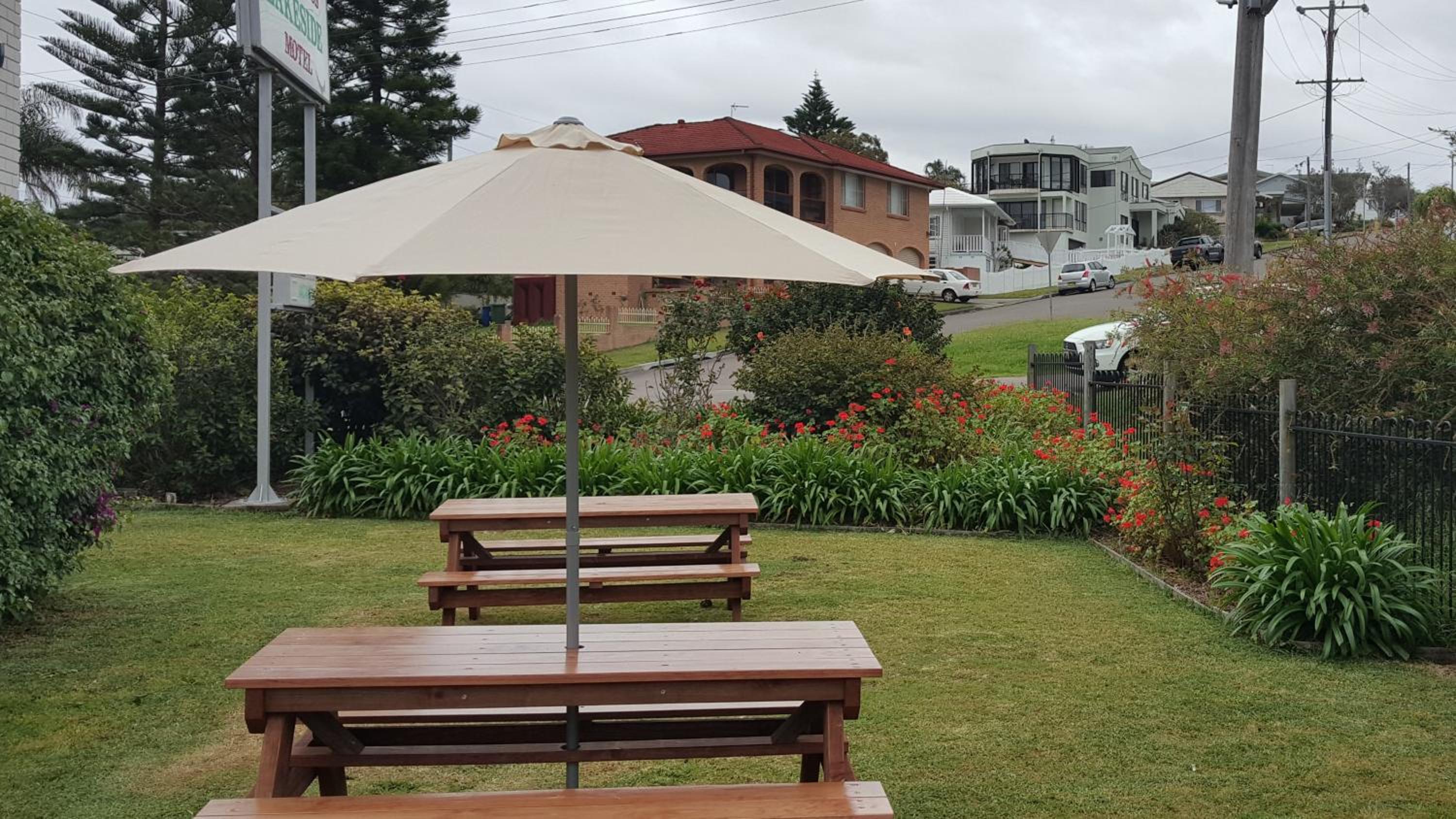 Hibiscus Lakeside Motel