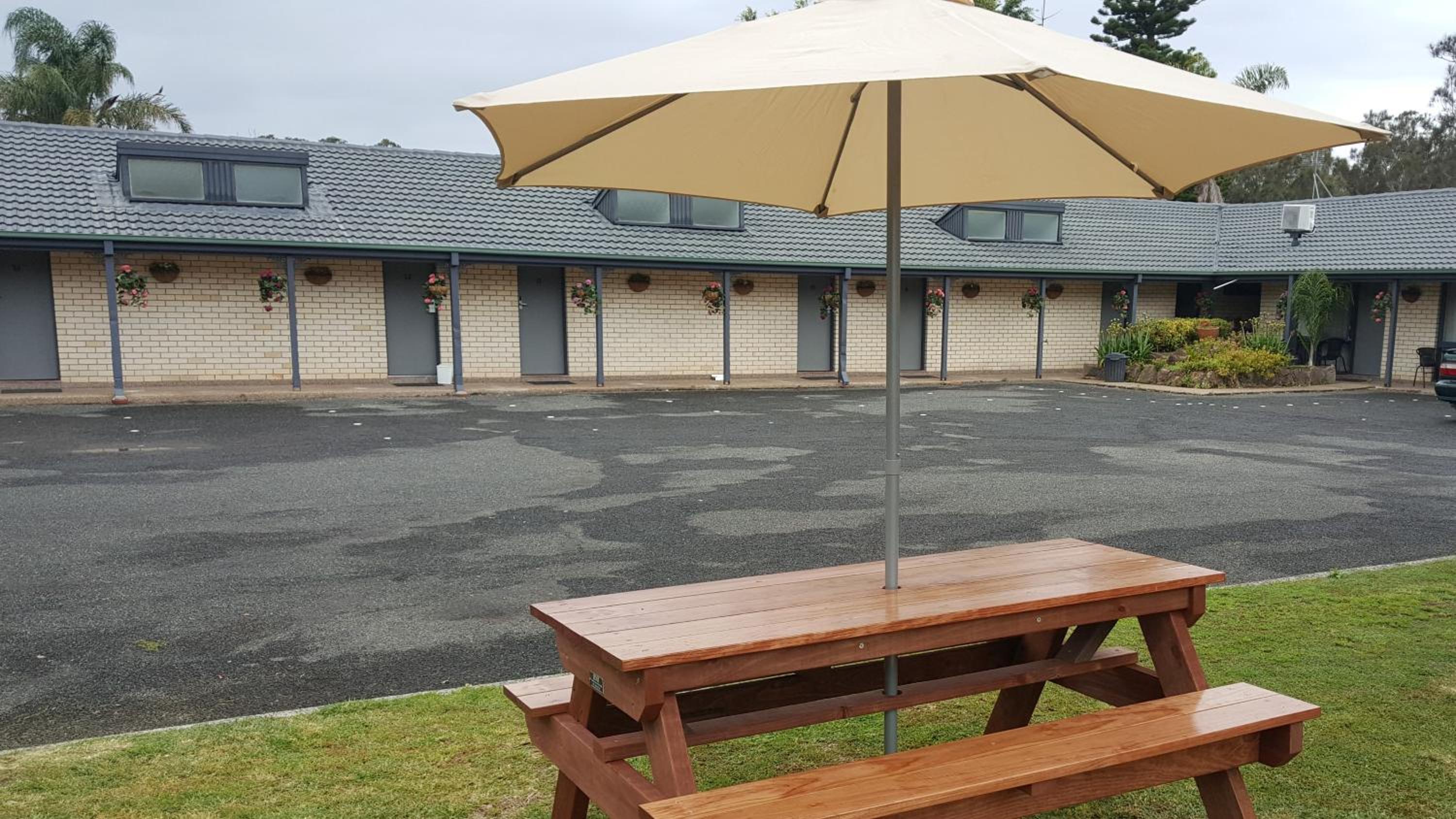 Hibiscus Lakeside Motel