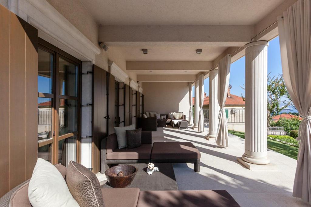 Exclusive Villa Marnano - Split center view 4