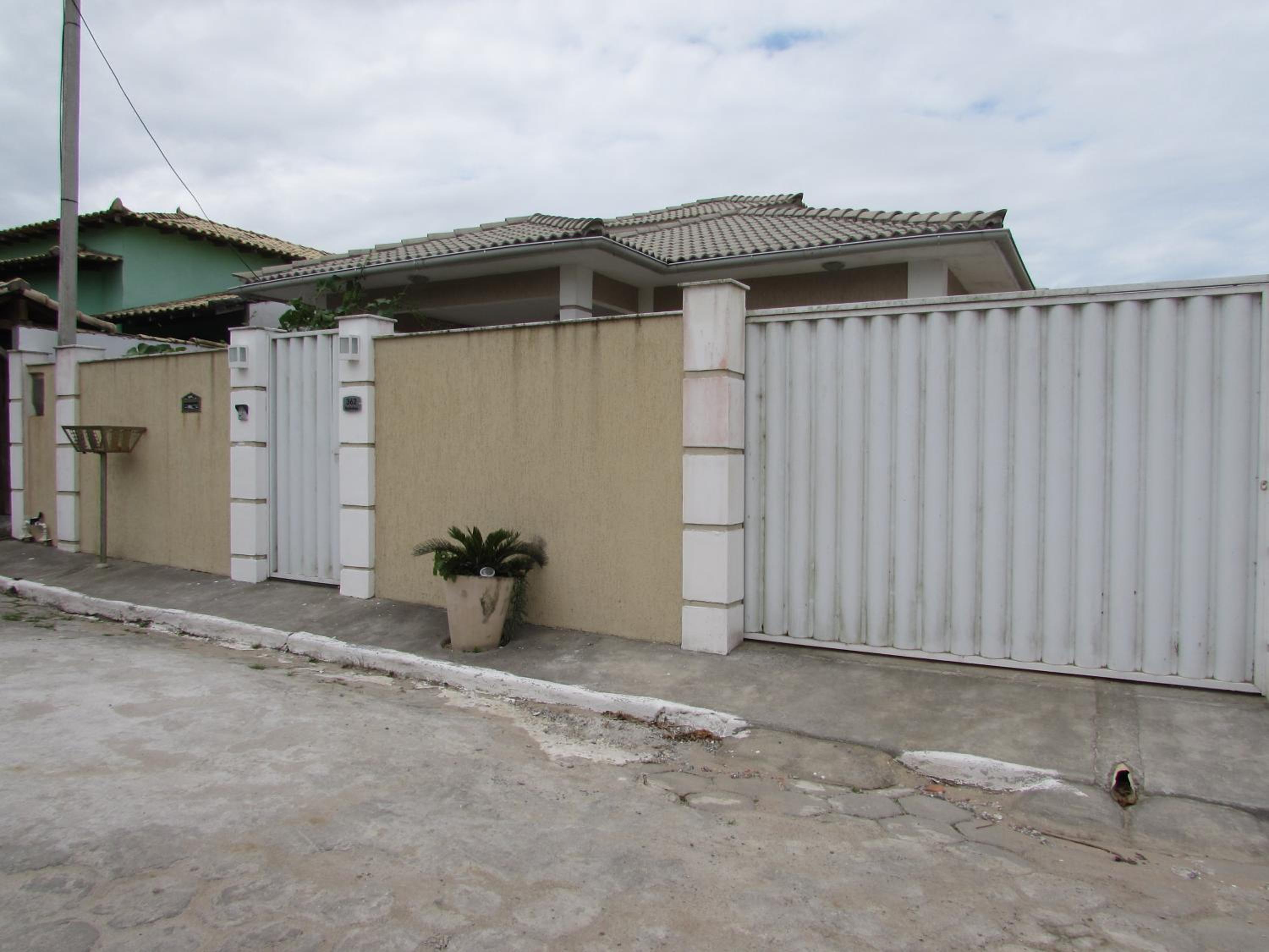 Holiday House With Pool