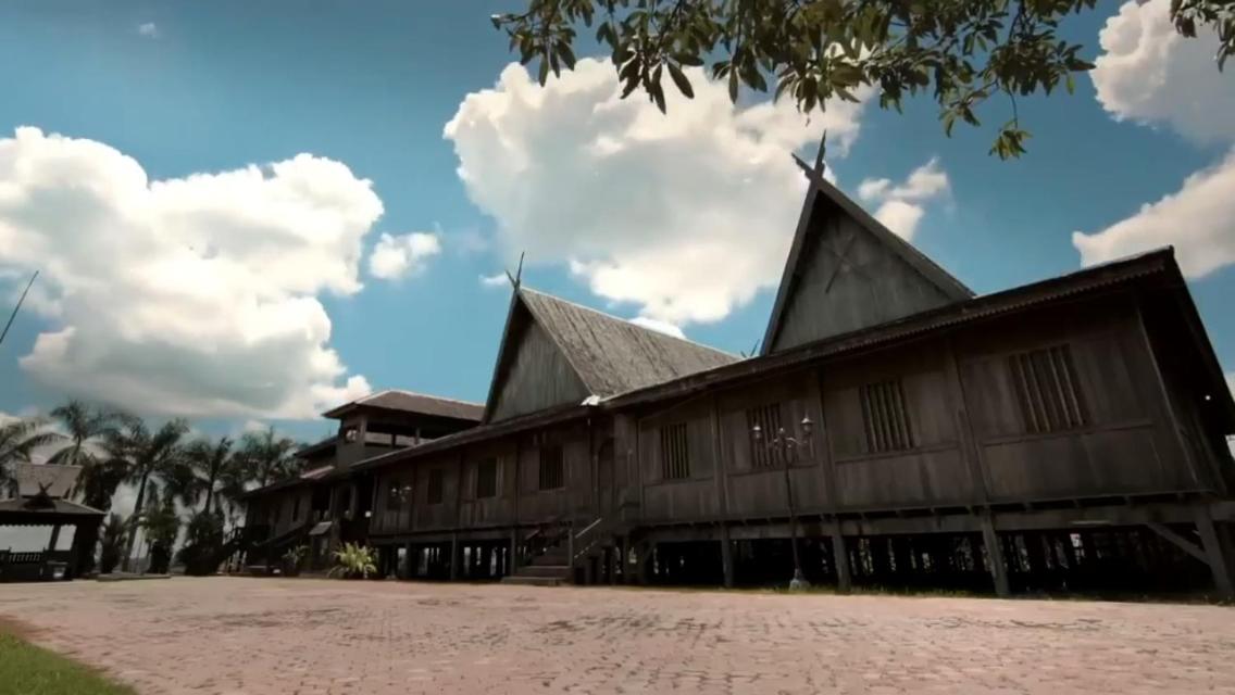 Orangutan Shaka Houseboat with cabin