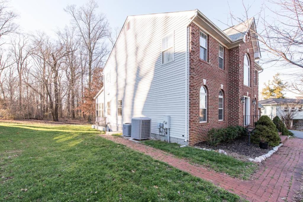 Superb Basement close to the Gaylord MGM Outlets National Harbor view 2