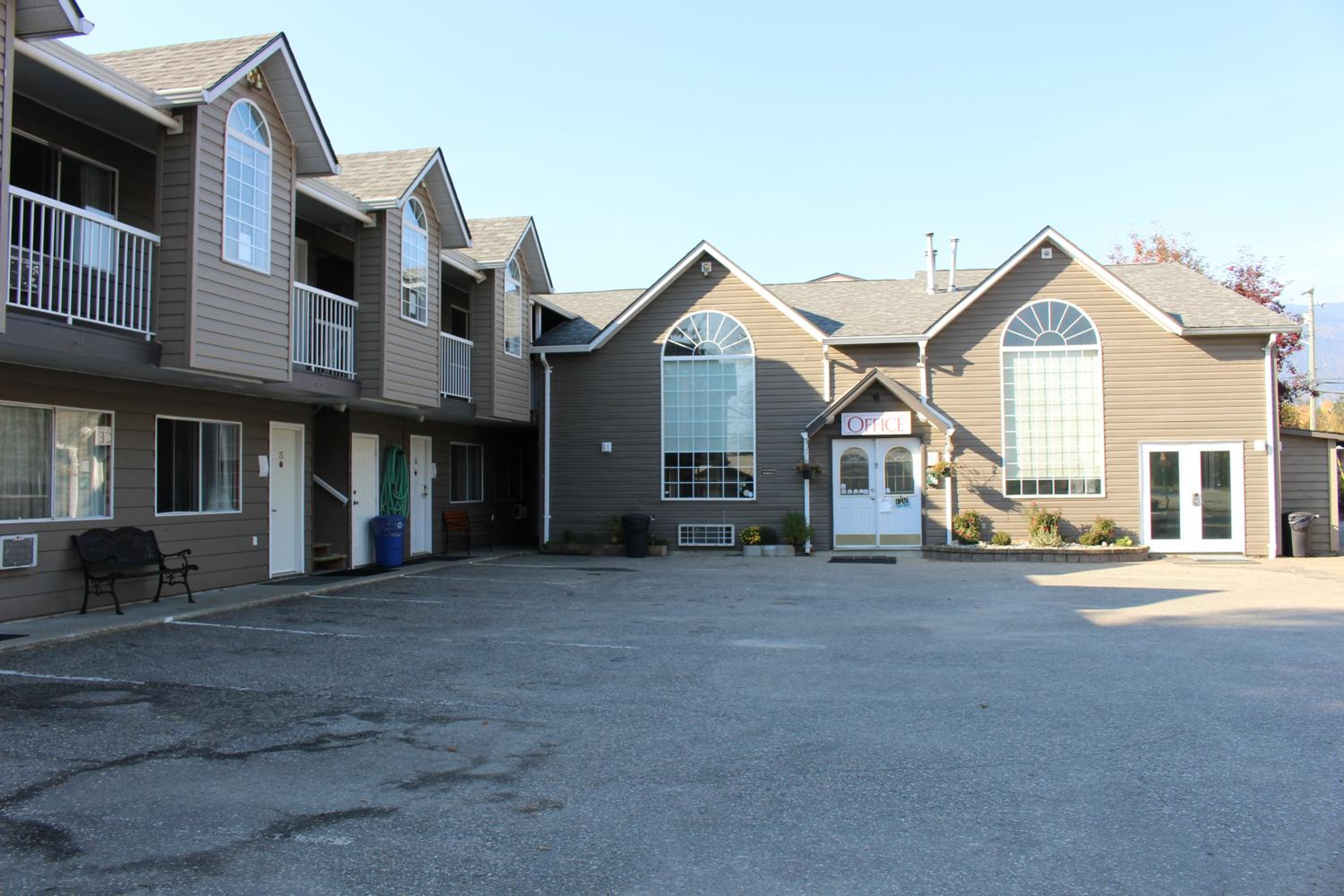Monashee Lodge