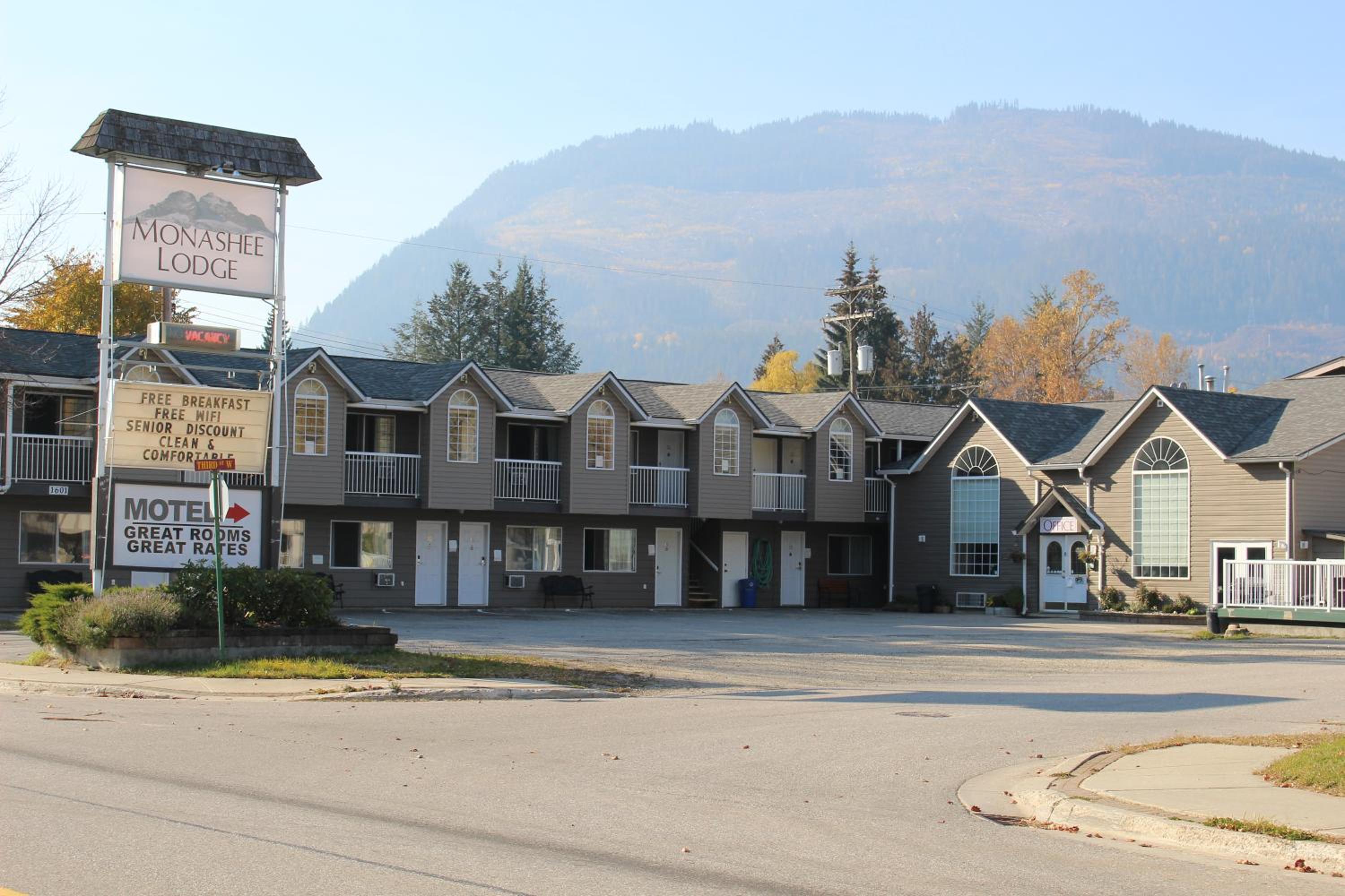 Hotel Monashee Lodge - Image 1