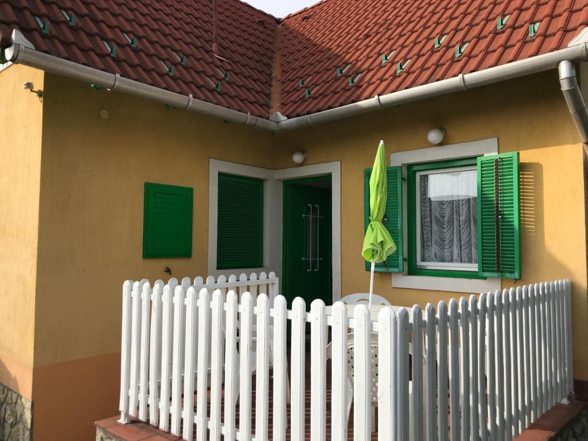 Arácsi házikó view 2
