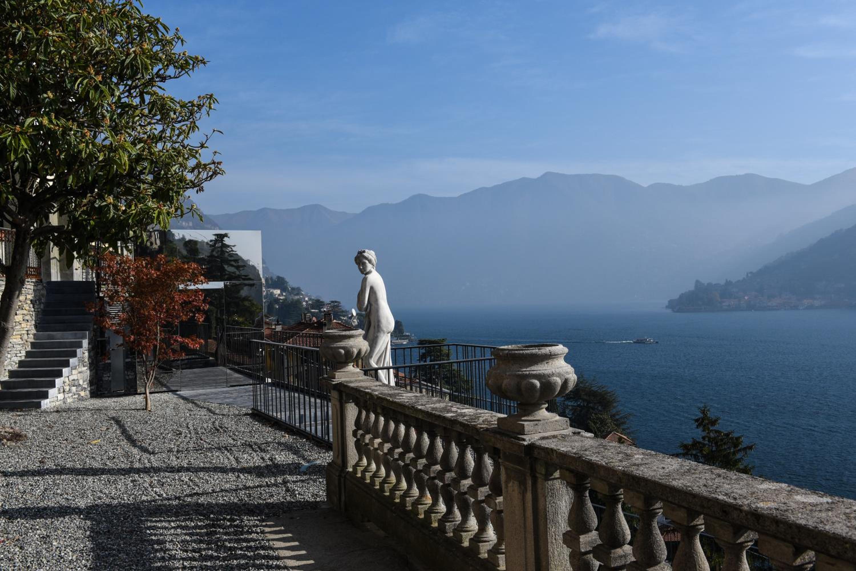 VILLA PARADISO AU LAC view 2