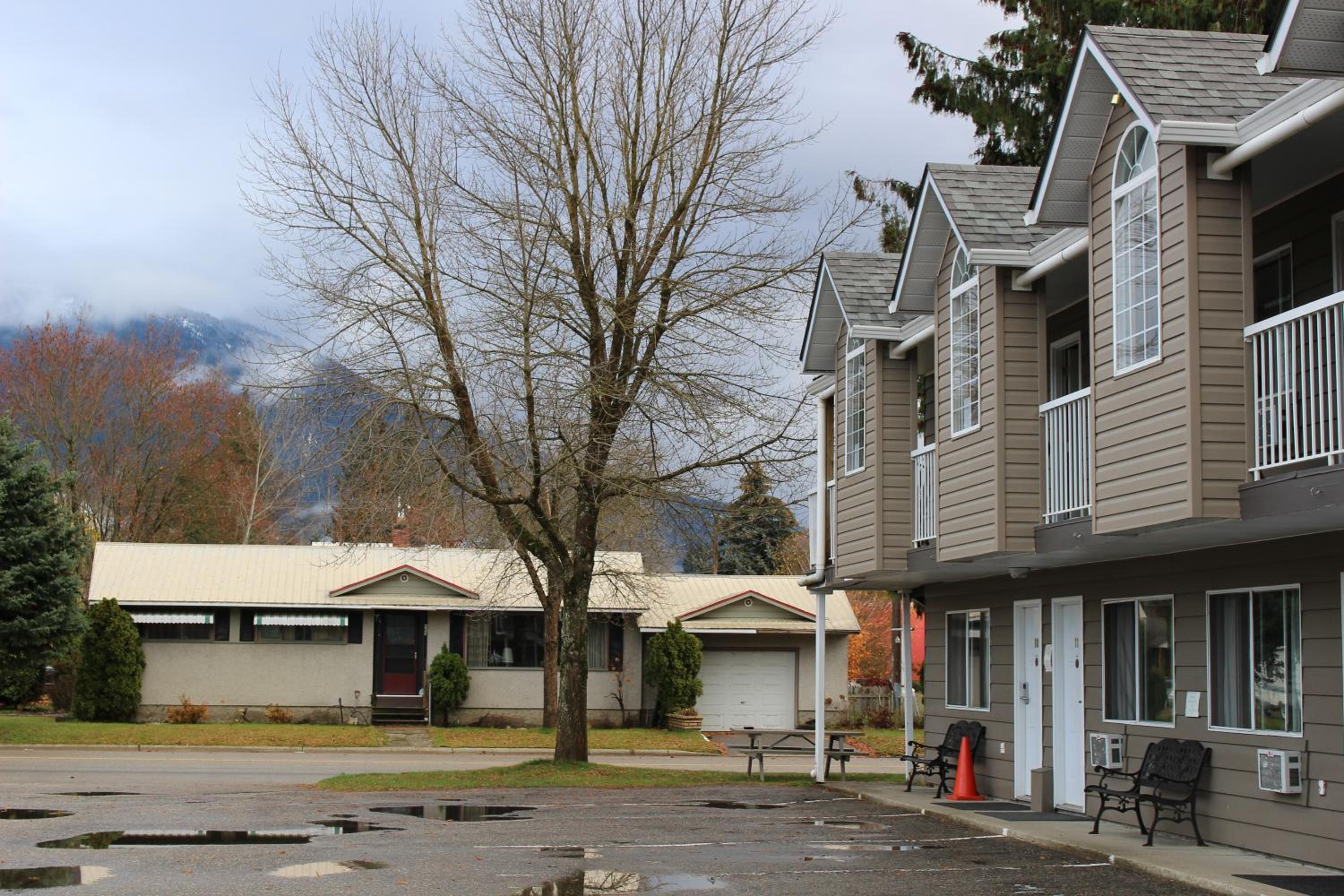 Monashee Lodge