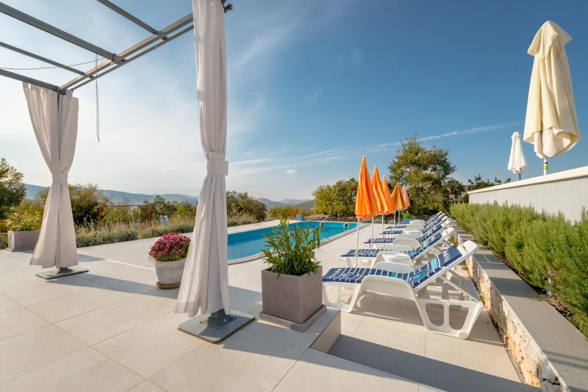 LCT Holiday Home Mia view 4