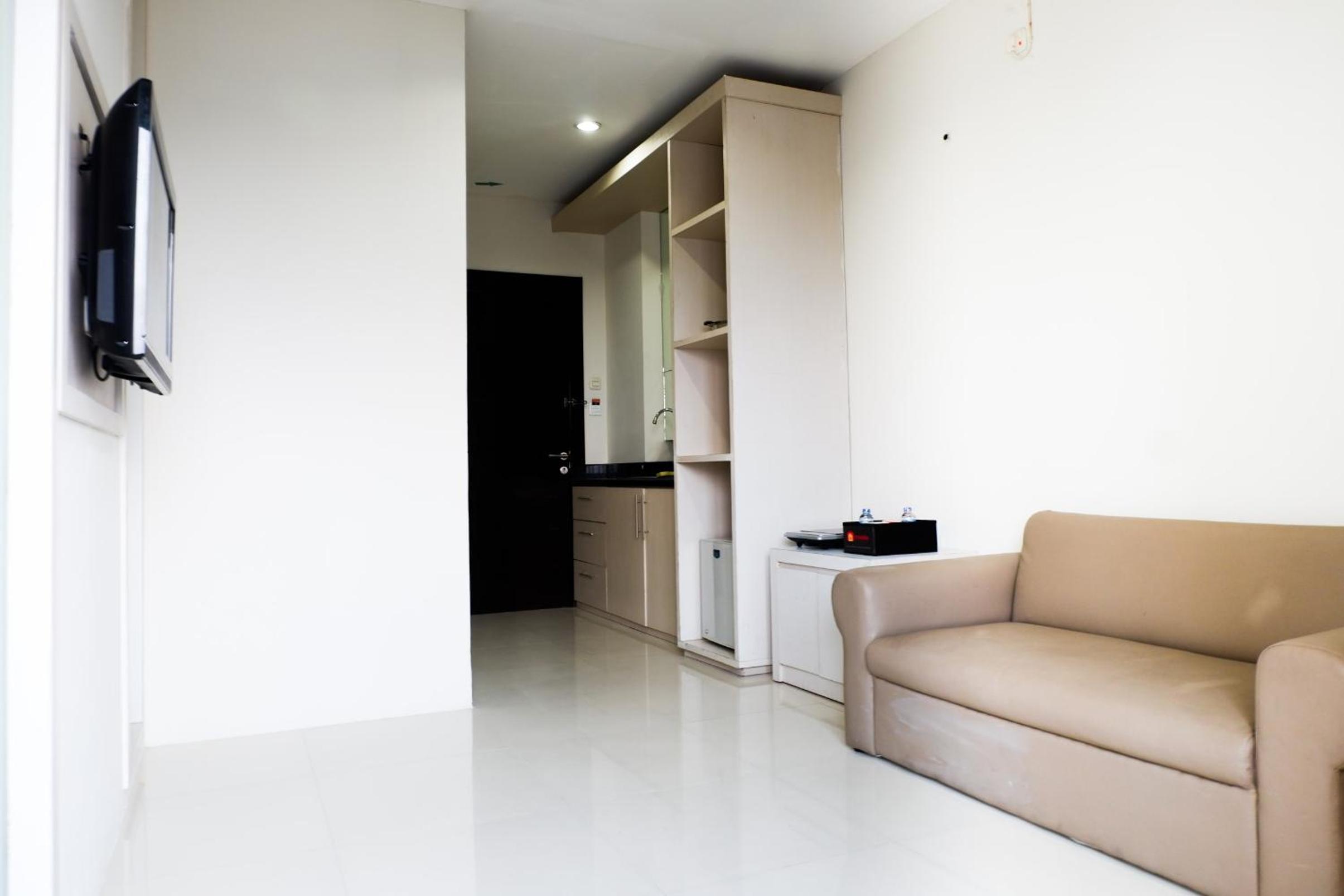 Comfy 1BR Twin Tower Apartment By Travelio, Surabaya - 10