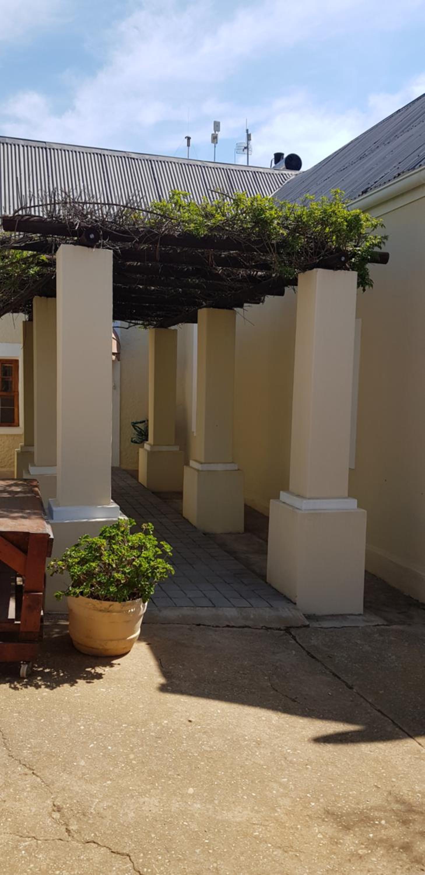 Uniondale Guest Lodge