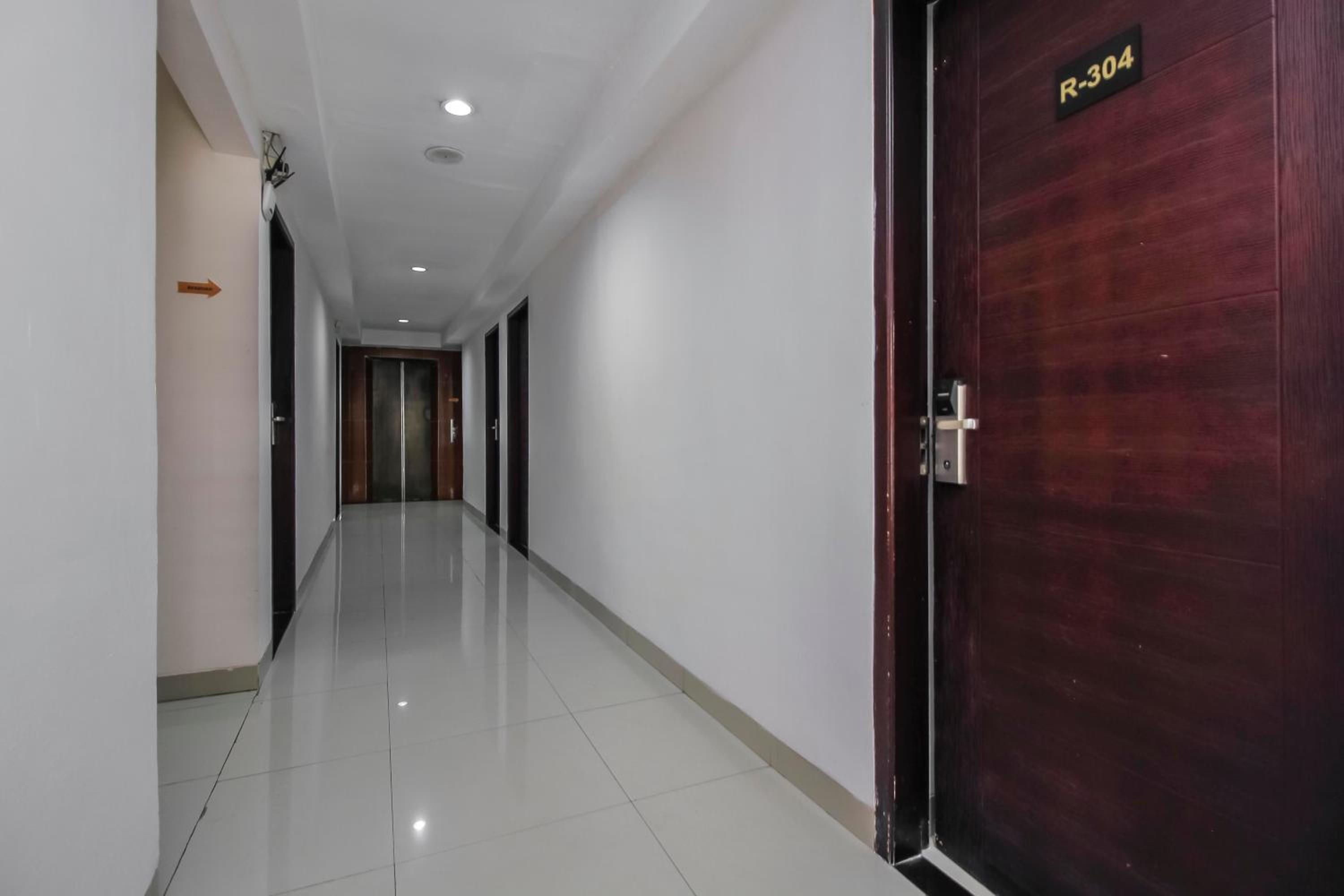 RedDoorz Plus near Galaxy Bekasi, เบคาซี - 11