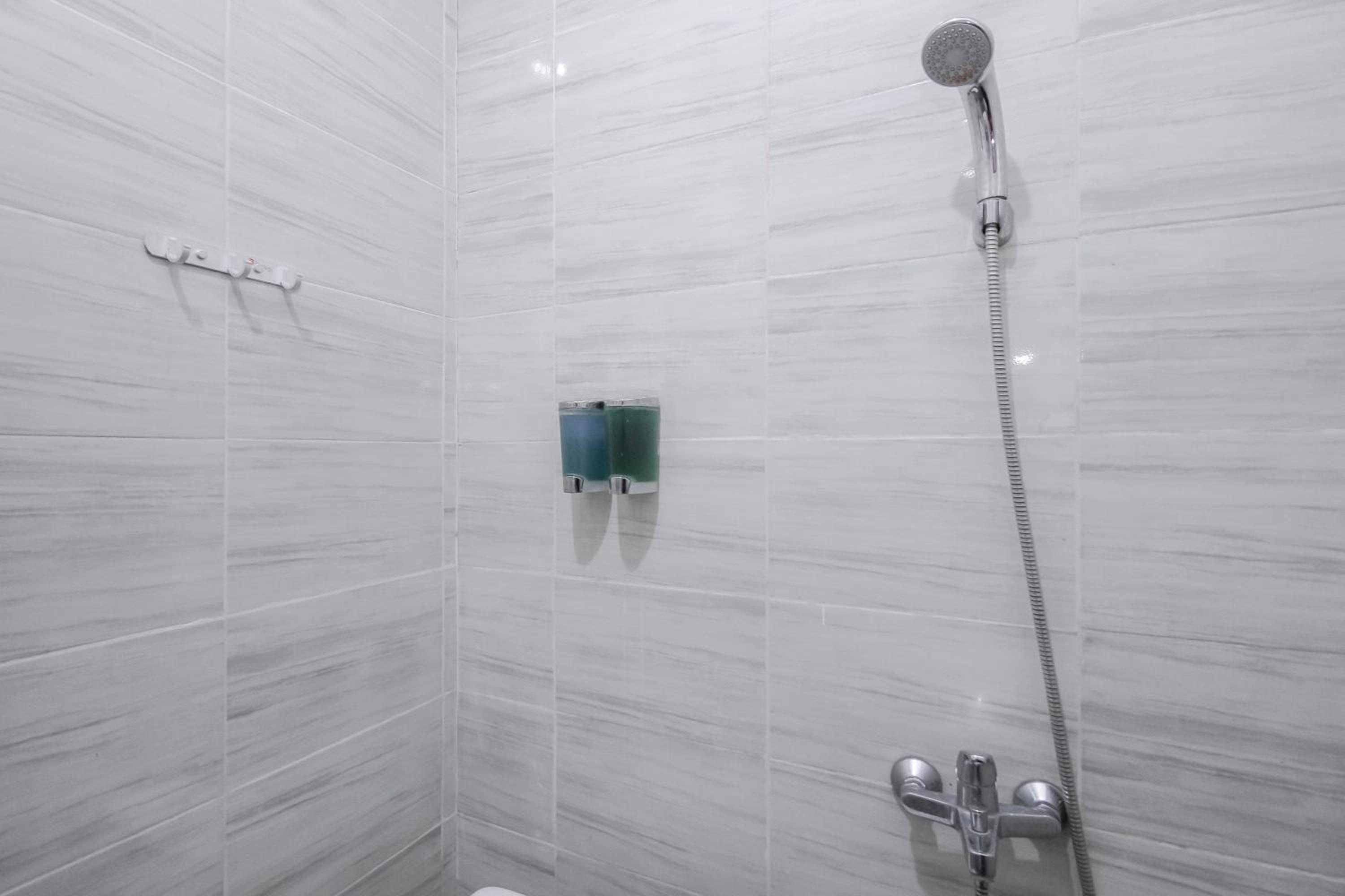 RedDoorz Plus near Galaxy Bekasi, เบคาซี - 22