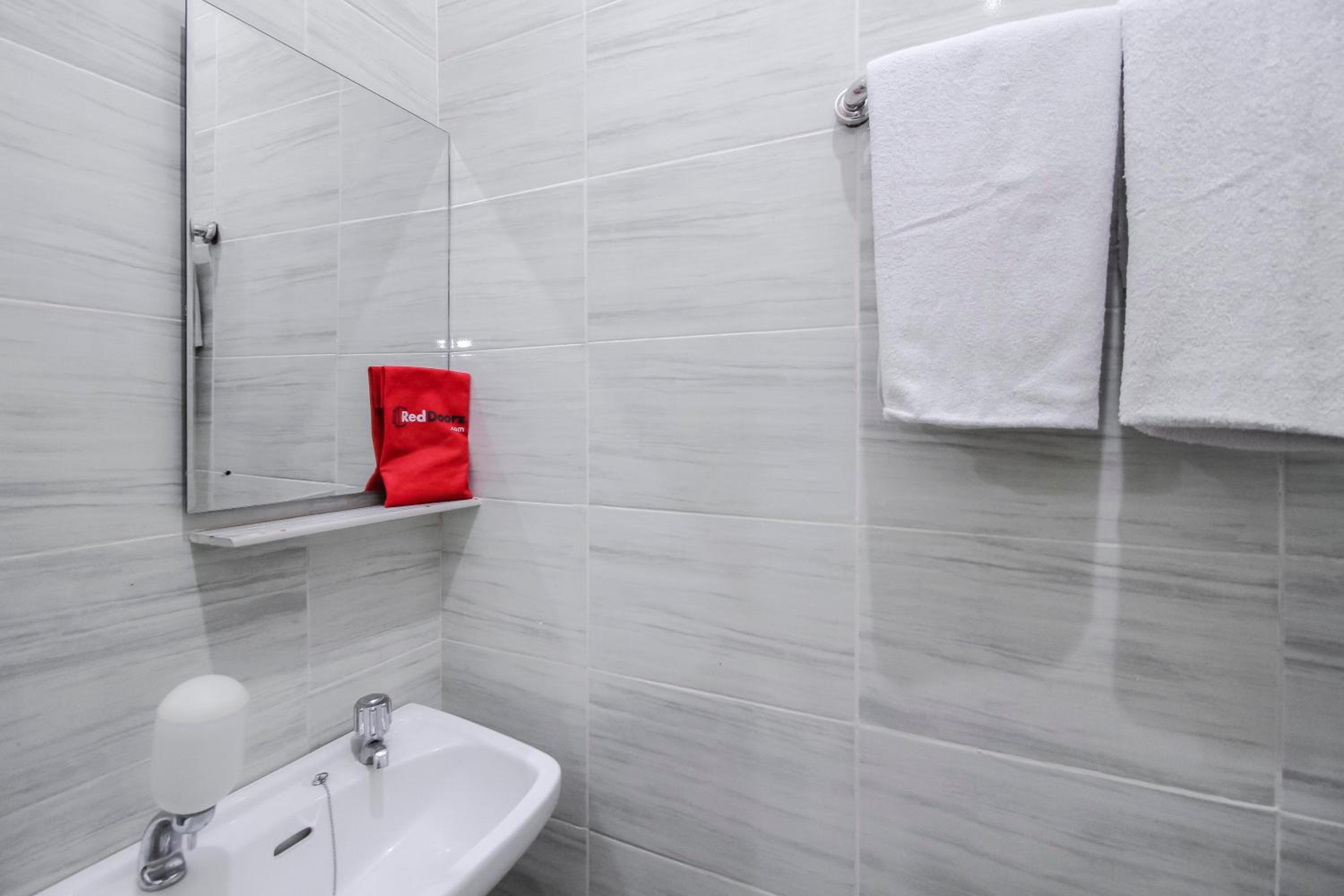RedDoorz Plus near Galaxy Bekasi