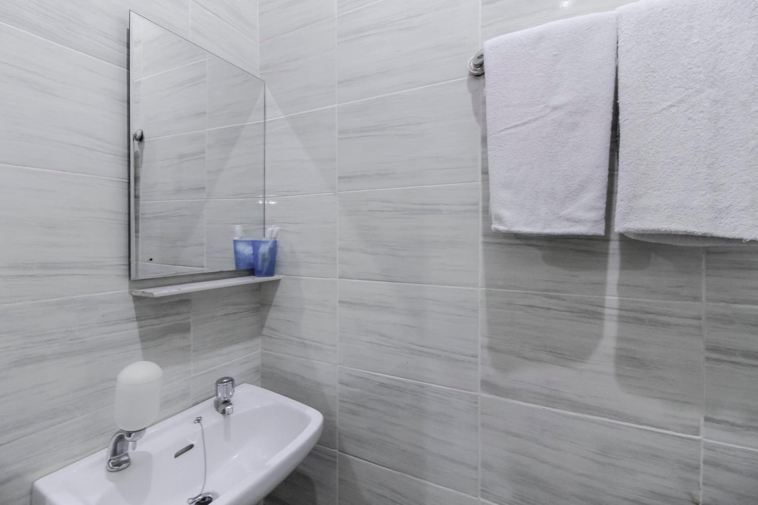 RedDoorz Plus near Galaxy Bekasi, เบคาซี - 10