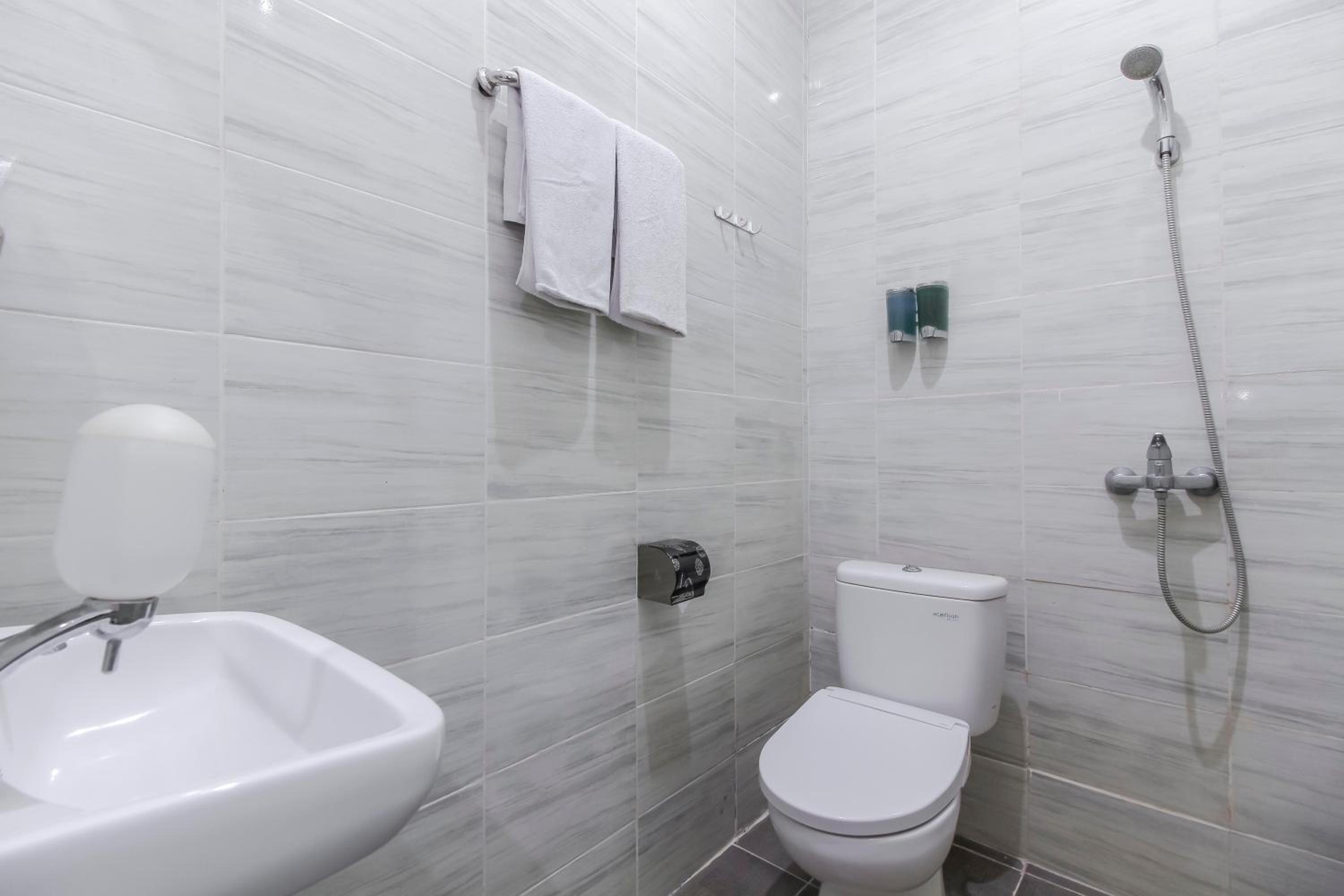 RedDoorz Plus near Galaxy Bekasi, เบคาซี - 13
