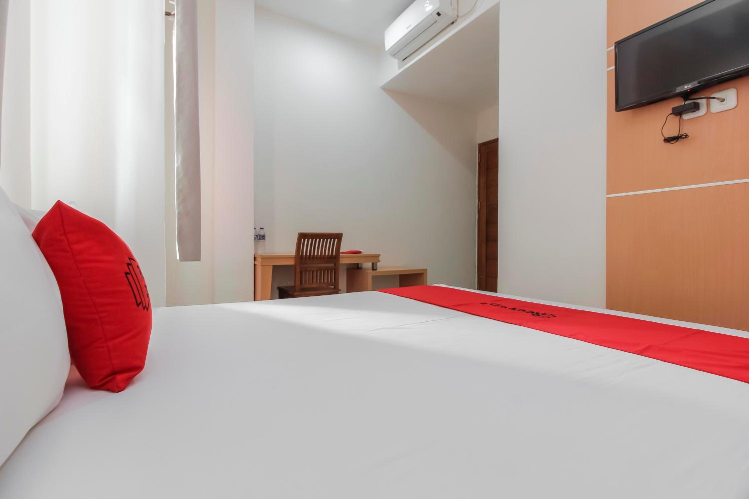 RedDoorz Plus near Galaxy Bekasi, เบคาซี - 17