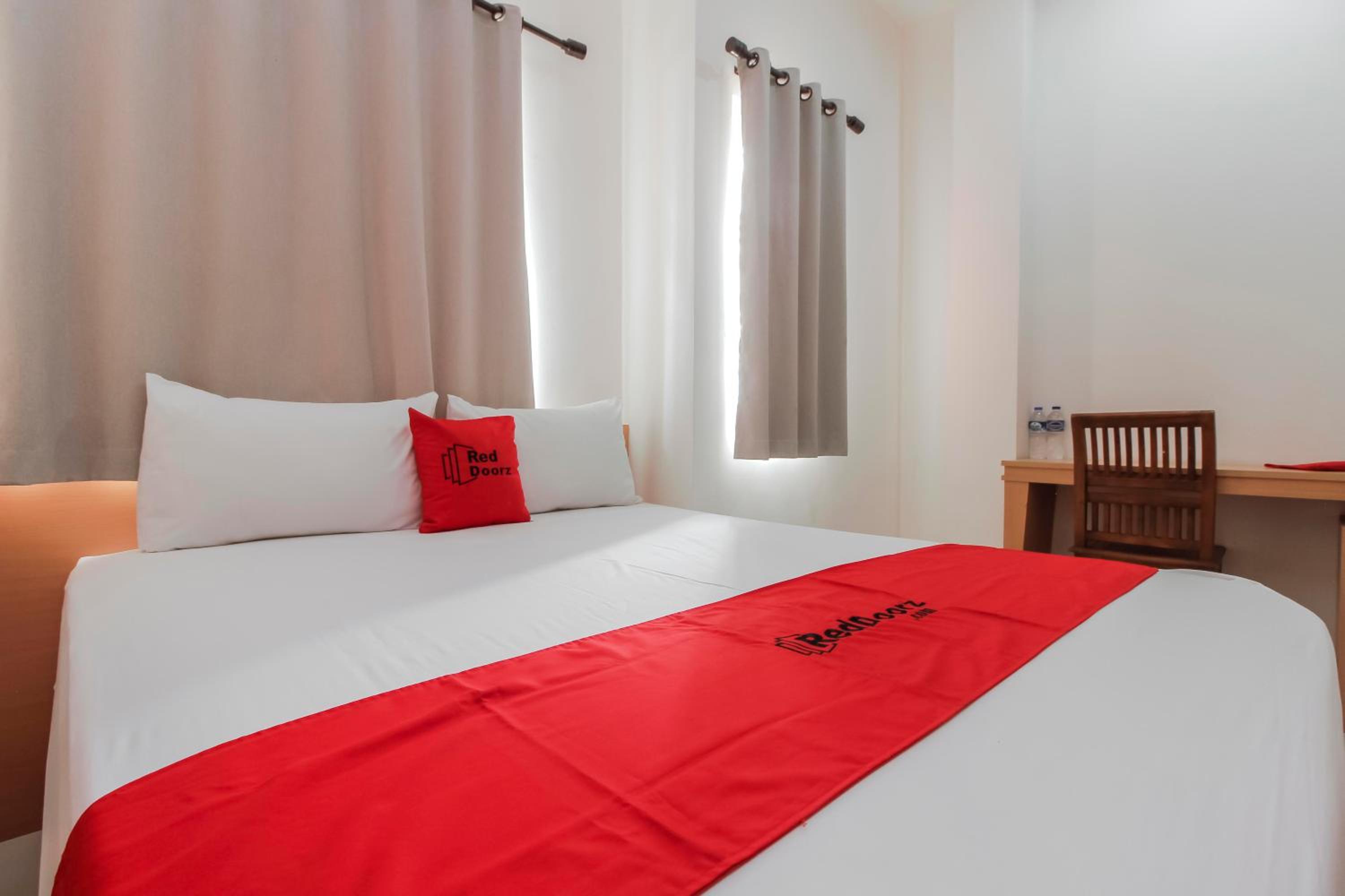 RedDoorz Plus near Galaxy Bekasi, เบคาซี - 24