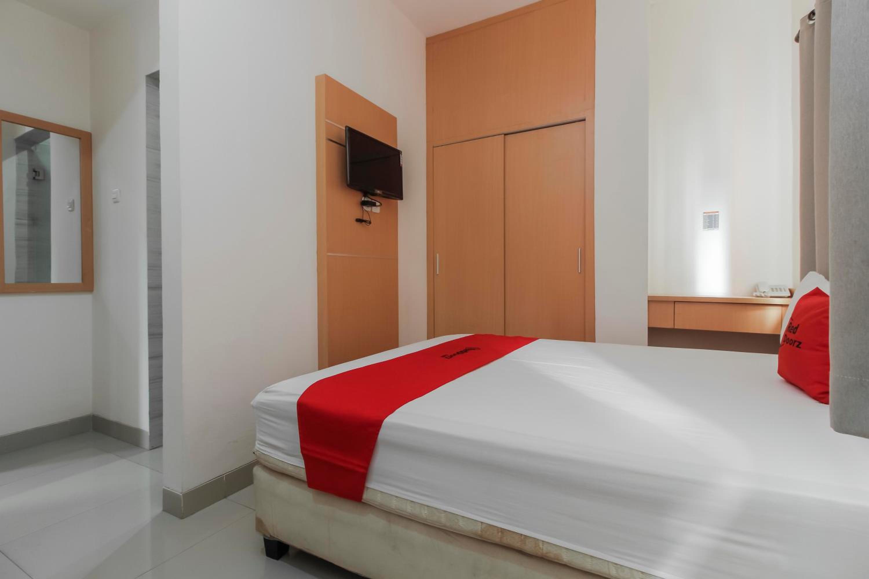 RedDoorz Plus near Galaxy Bekasi, เบคาซี - 20