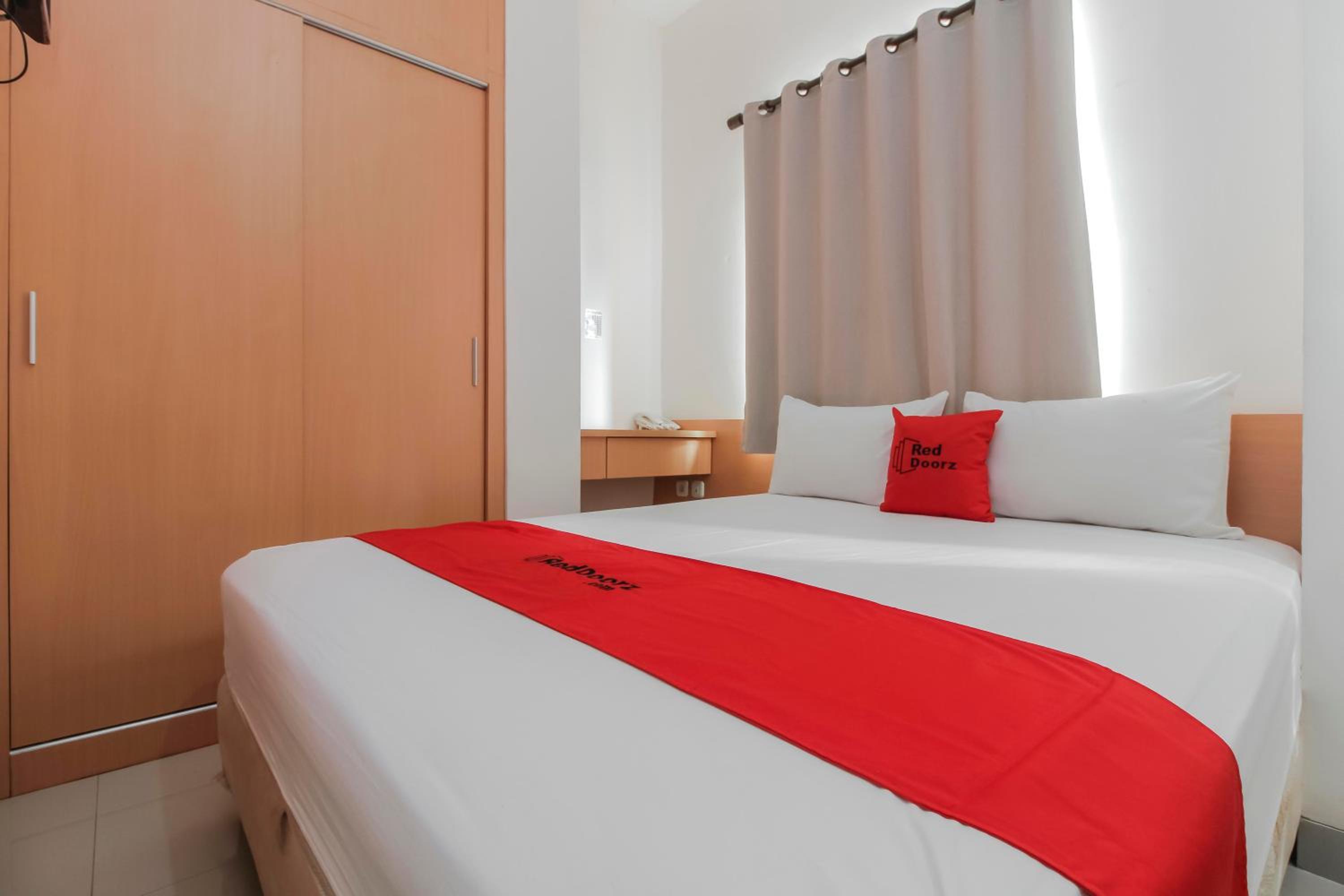 RedDoorz Plus near Galaxy Bekasi, เบคาซี - 9