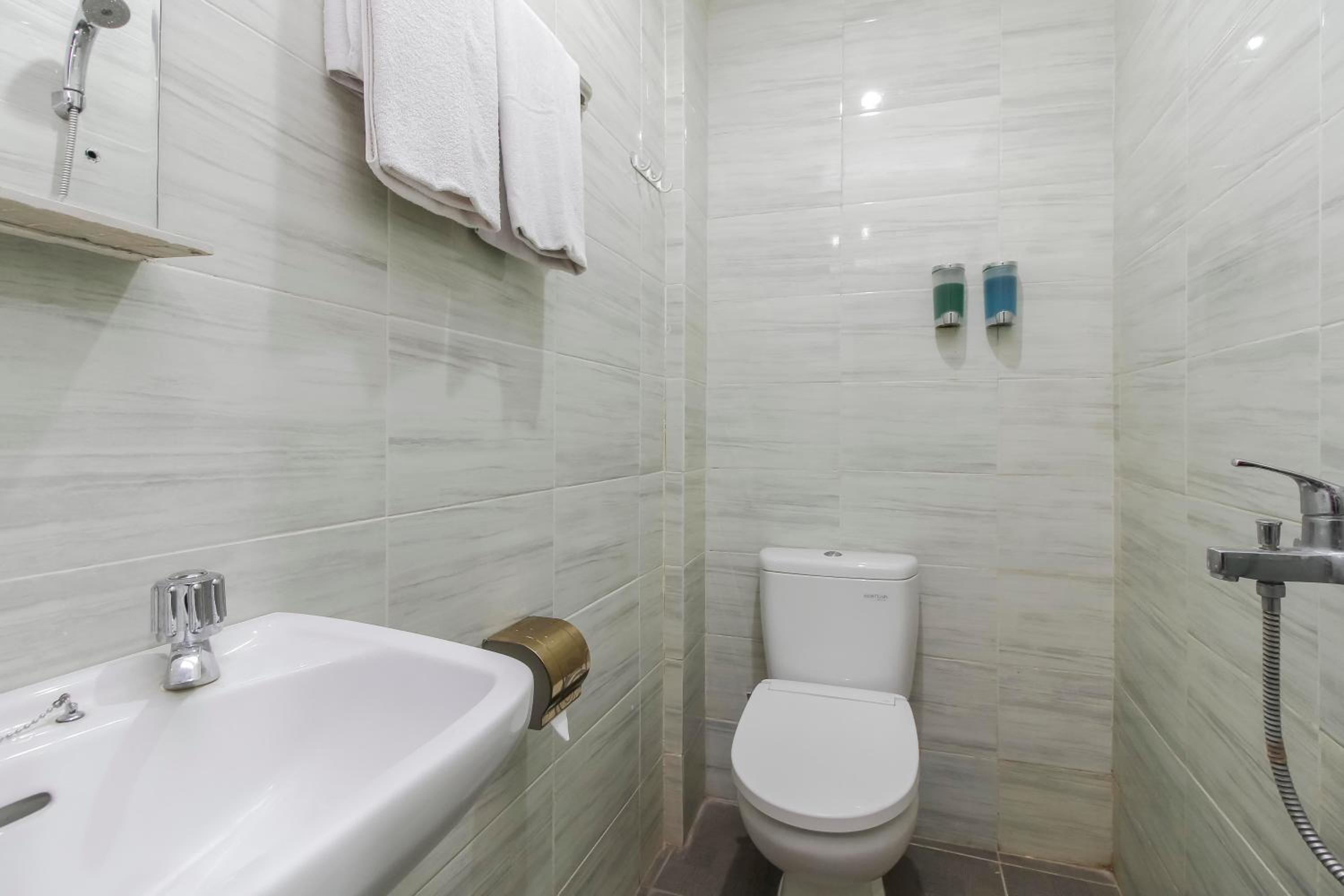 RedDoorz Plus near Galaxy Bekasi
