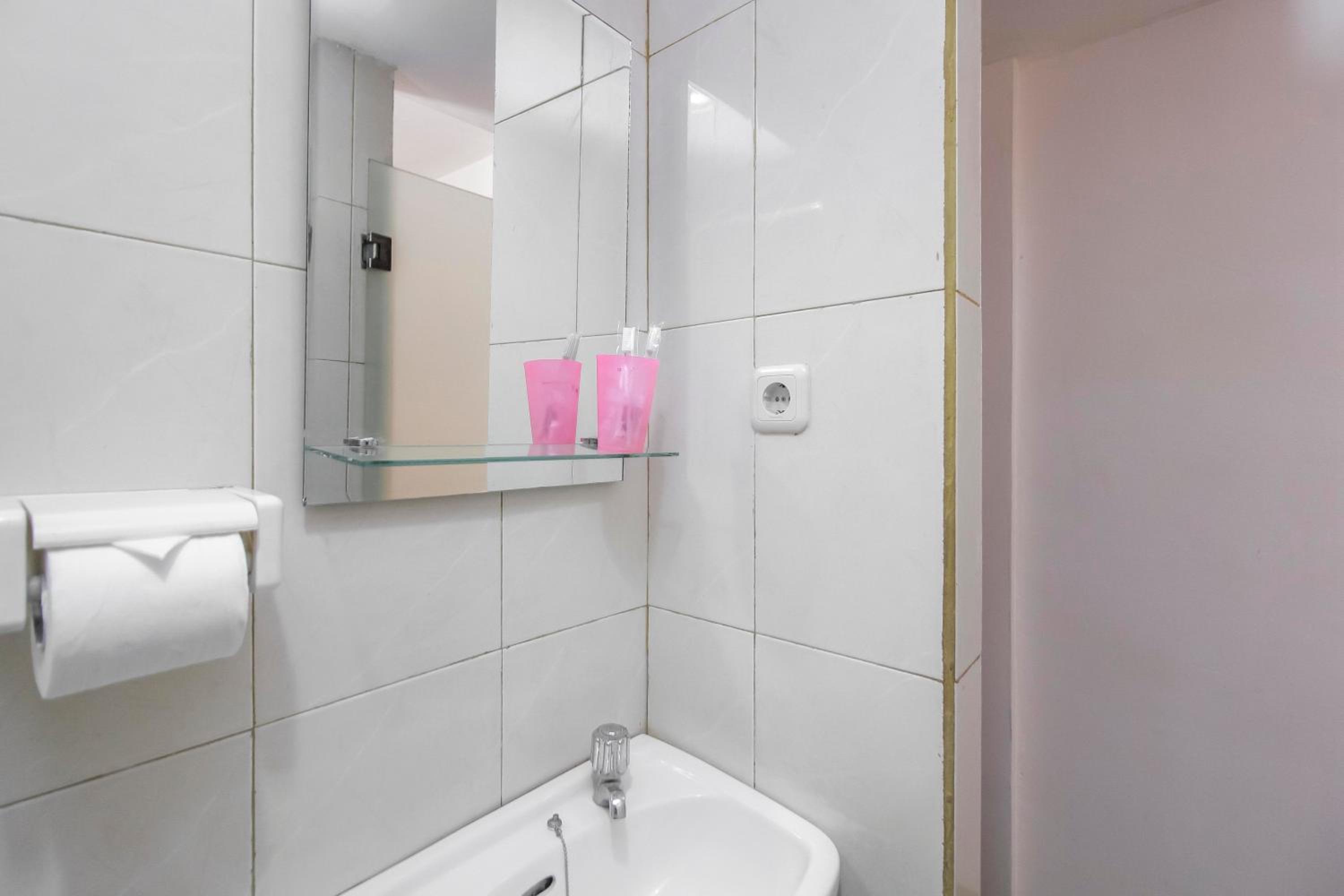 RedDoorz Plus near Galaxy Bekasi, เบคาซี - 16