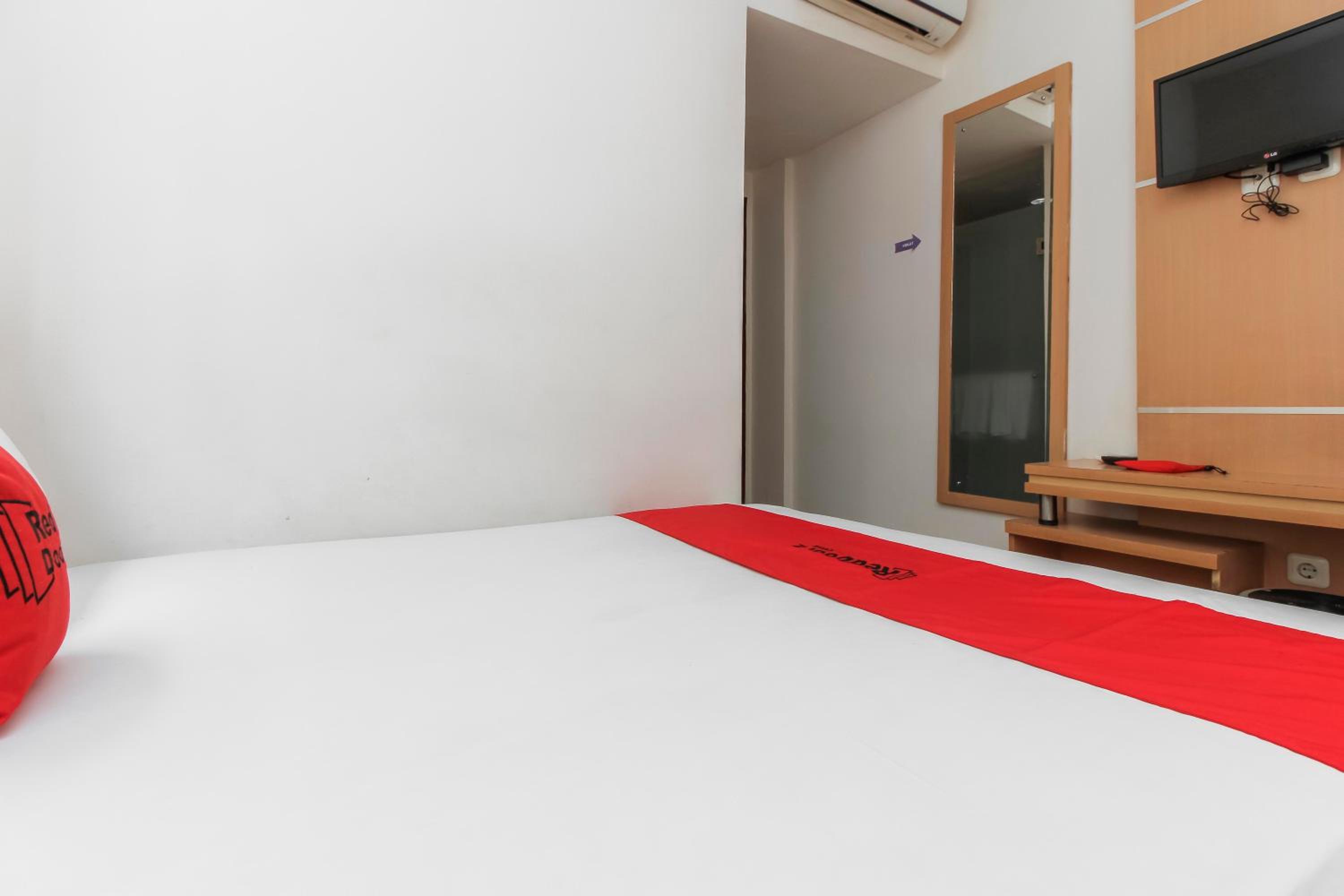 RedDoorz Plus near Galaxy Bekasi, เบคาซี - 18