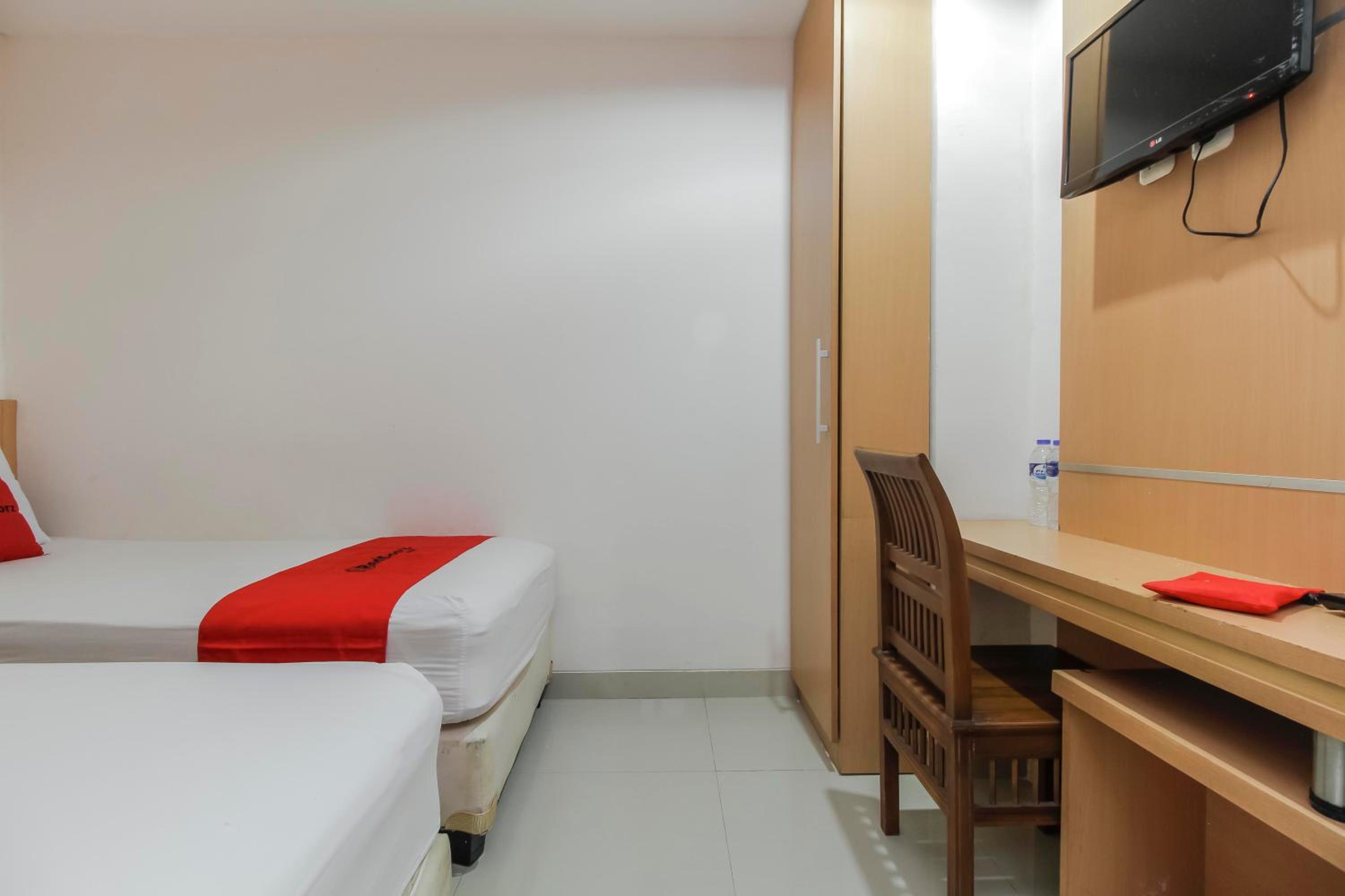 RedDoorz Plus near Galaxy Bekasi, เบคาซี - 15
