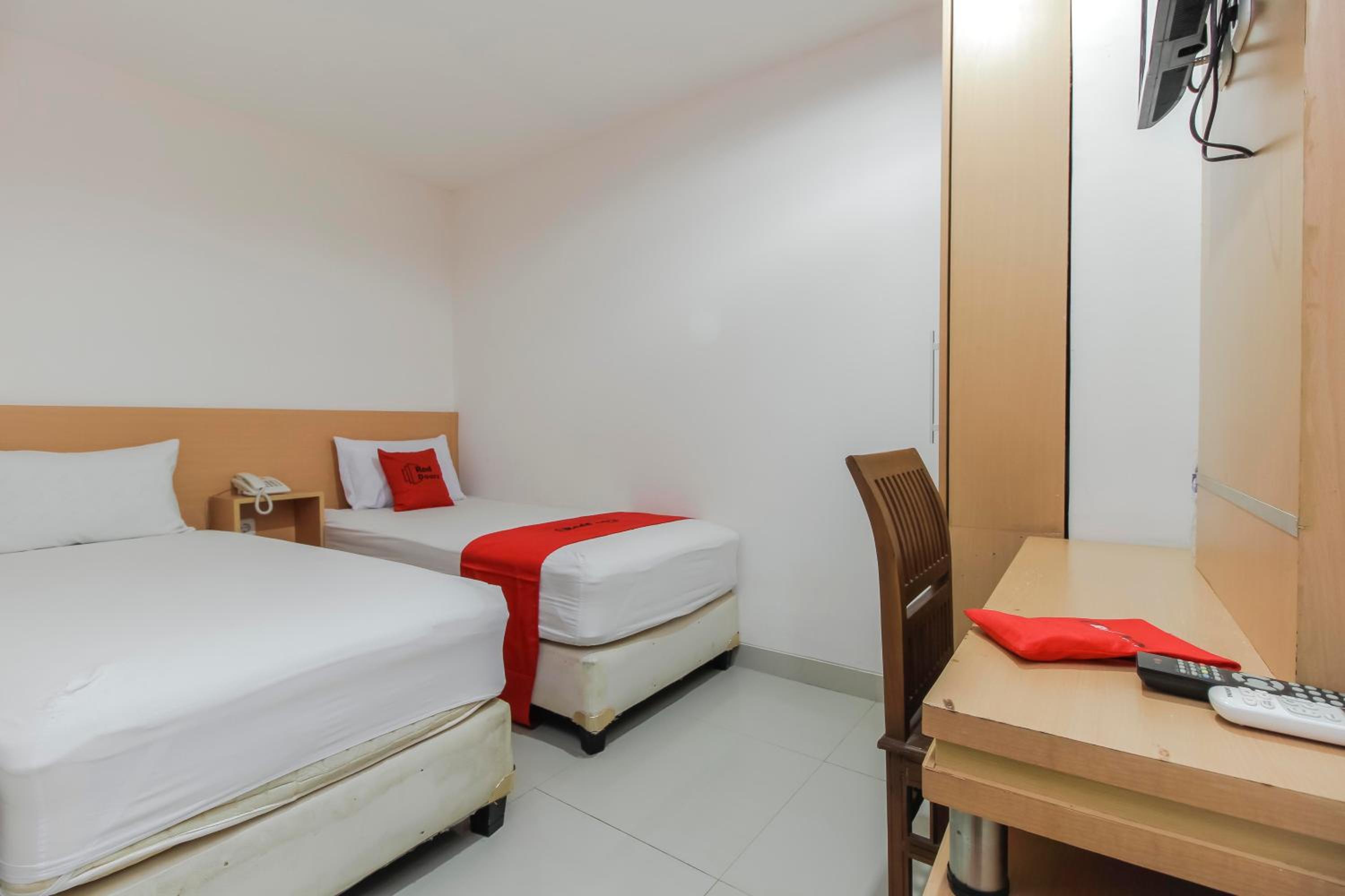 RedDoorz Plus near Galaxy Bekasi, เบคาซี - 12