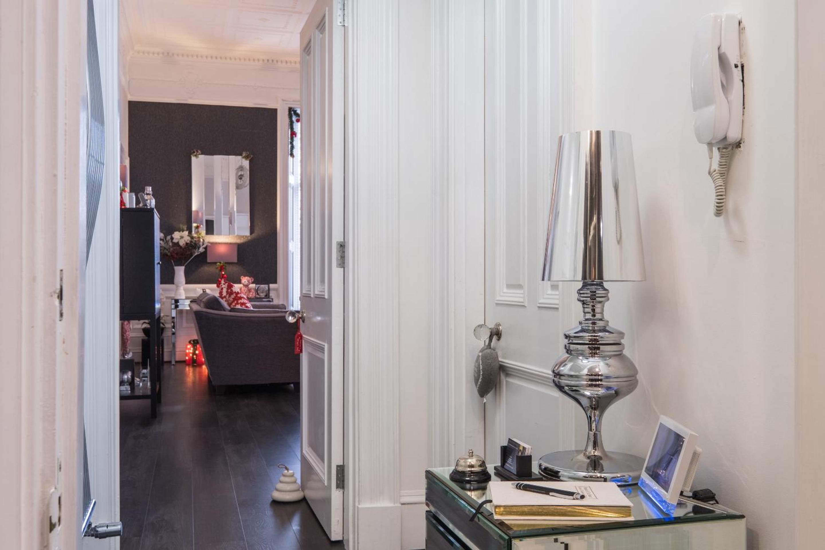 Marks At The Manor Luxury Riverside Apartments - Sleeps up to 4, with Parking and Sky TV