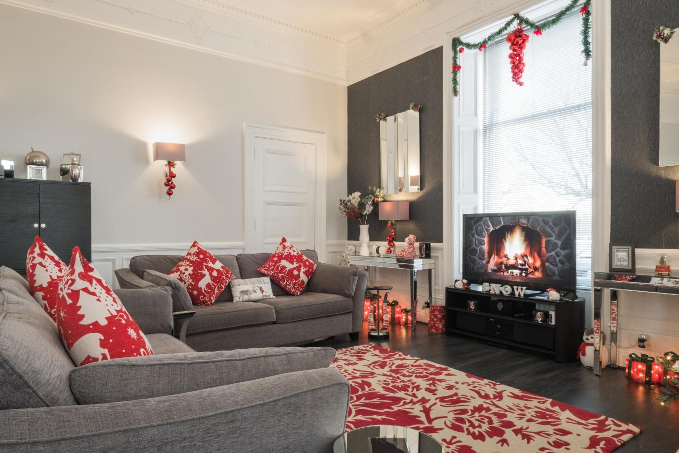 Marks At The Manor Luxury Riverside Apartments - Sleeps up to 4, with Parking and Sky TV