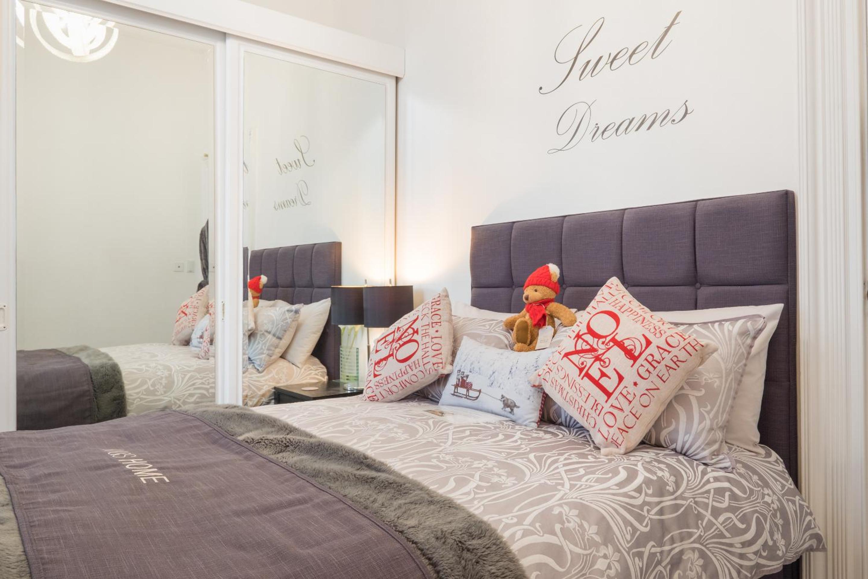 Marks At The Manor Luxury Riverside Apartments - Sleeps up to 4, with Parking and Sky TV